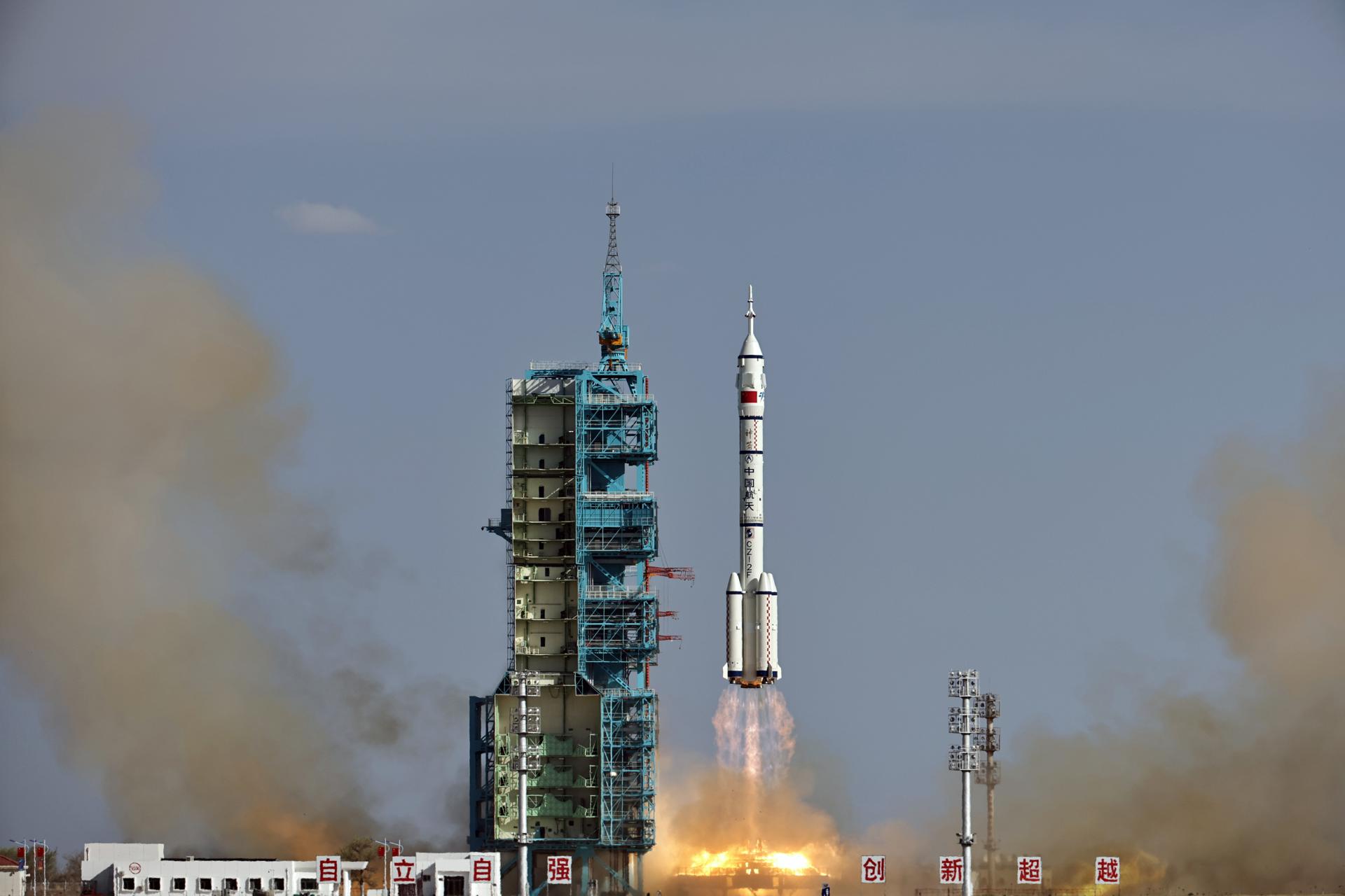 China lanza una misión tripulada a estación espacial para realizar experimentos científicos