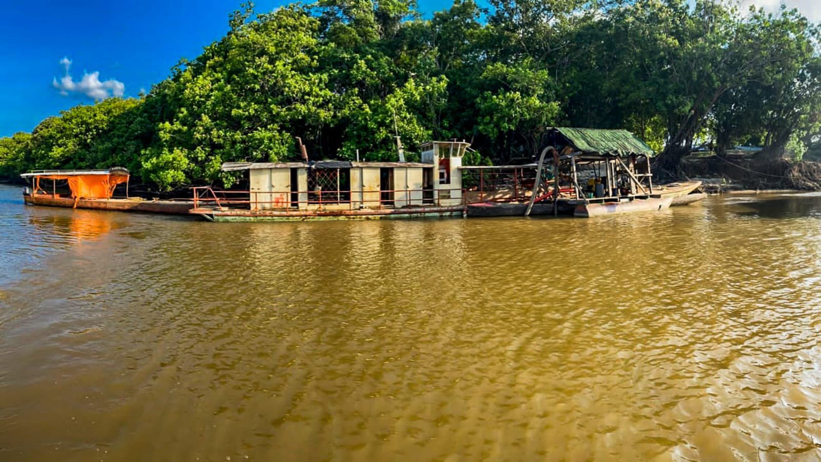 Draga minera en Guainía