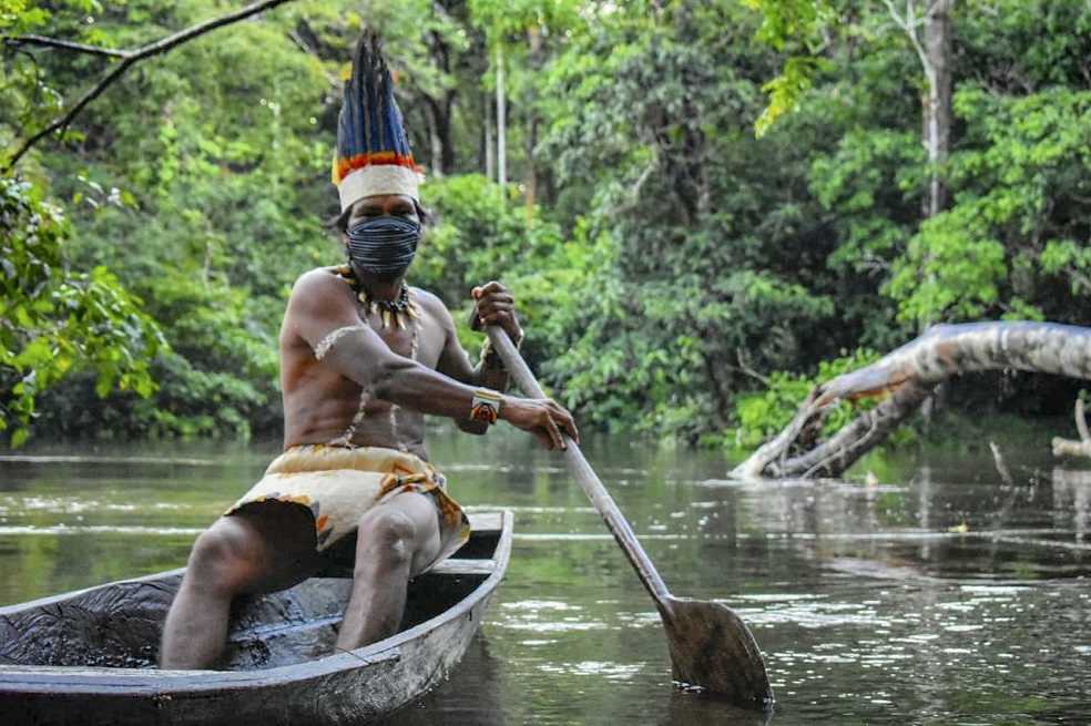 Comunidad indígena Huitoto, en la Amazonía Colombiana.AFPCoordinación con autoridades localesSegún los autores, un elemento importante de la fase 1 ha sido coordinar con la policía local y autoridades militares (que hacen cumplir la cuarentena nacional), el hospital local y la red de respuesta al Covid-19, el gobernador de Beni y los representantes de la Asamblea Nacional, unos permisos que permitieran viajar a las comunidades de Tsimane rápidamente por el territorio para establecer los encuentros en los que difundían la información a otras aldeas, y para transportar a médicos, medicamentos y EPP a los territorios.