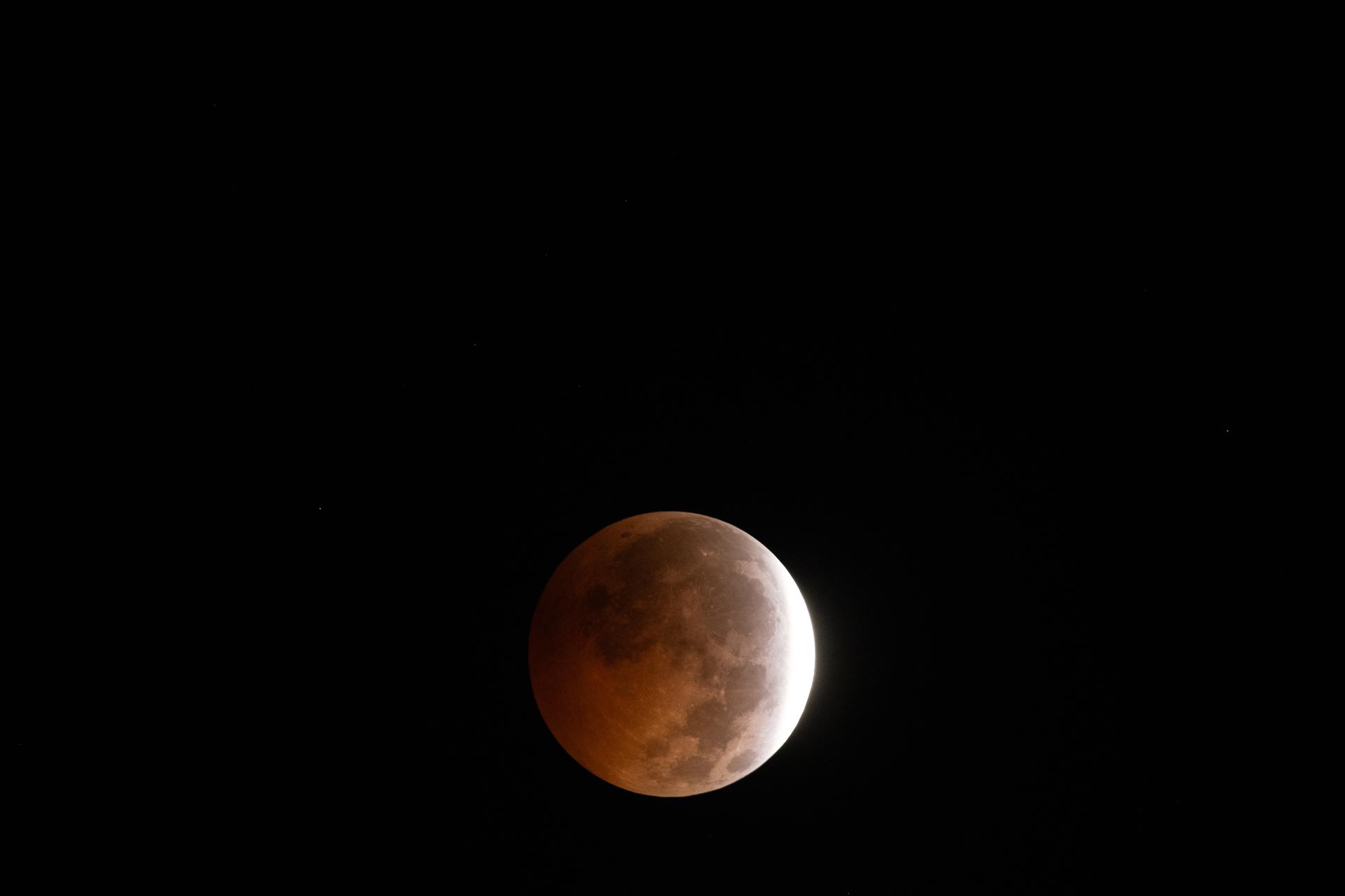 Imagen del eclipse capturada desde Dakar, en Senegal. Este fenómeno también es conocido de manera popular como “Luna de Sangre”.