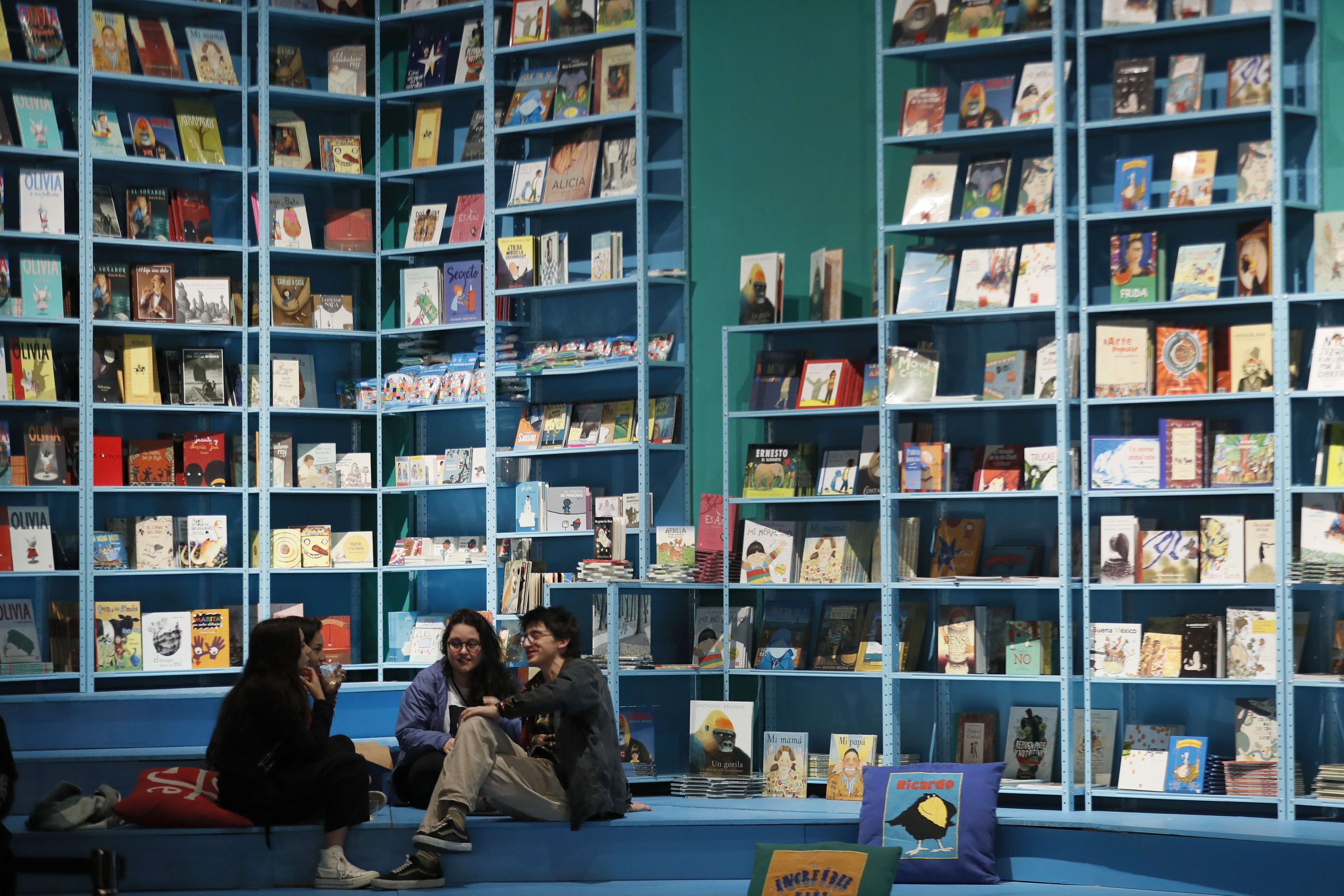 -FOTODELDÍA- BOGOTÁ (COLOMBIA), 19/04/2023.- Fotografía del 18 de abril de 2023 que muestra a los visitantes que permanecen en una exhibición de libros en la apertura del pabellón de México, país invitado de honor en la XXXV Feria Internacional del Libro de Bogotá (FilBo) que se realiza en el recinto ferial de Corferias en Bogotá (Colombia). México, país invitado de honor en la XXXV Feria Internacional del Libro de Bogotá (FilBo), cautivó a los visitantes no solo con su rica muestra literaria que abarca desde sus raíces indígenas hasta las voces contemporáneas más destacadas, sino que también ofreció un espacio para adentrarse en la riqueza de su cultura, historia y sabores en el pabellón engalanado con su nombre. EFE/ Carlos Ortega