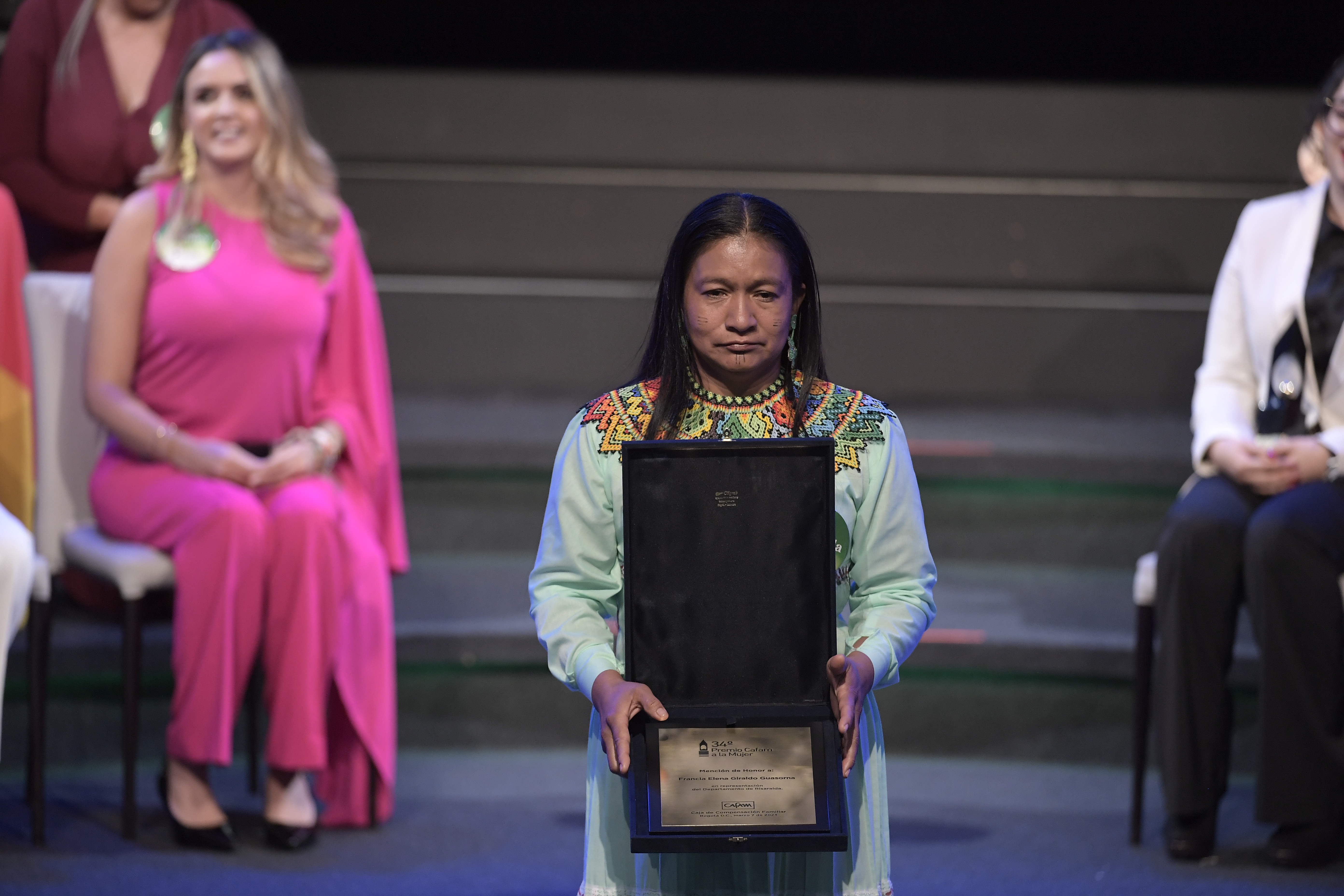 Mujer Emberá Wera del resguardo unificado Emberá Chamí. A través del “Grupo Indígena de Mujeres Productoras de Kundumí”, candidata por Risaralda y galardonada con Mención de Honor en el Premio Mujer Cafam 2023.