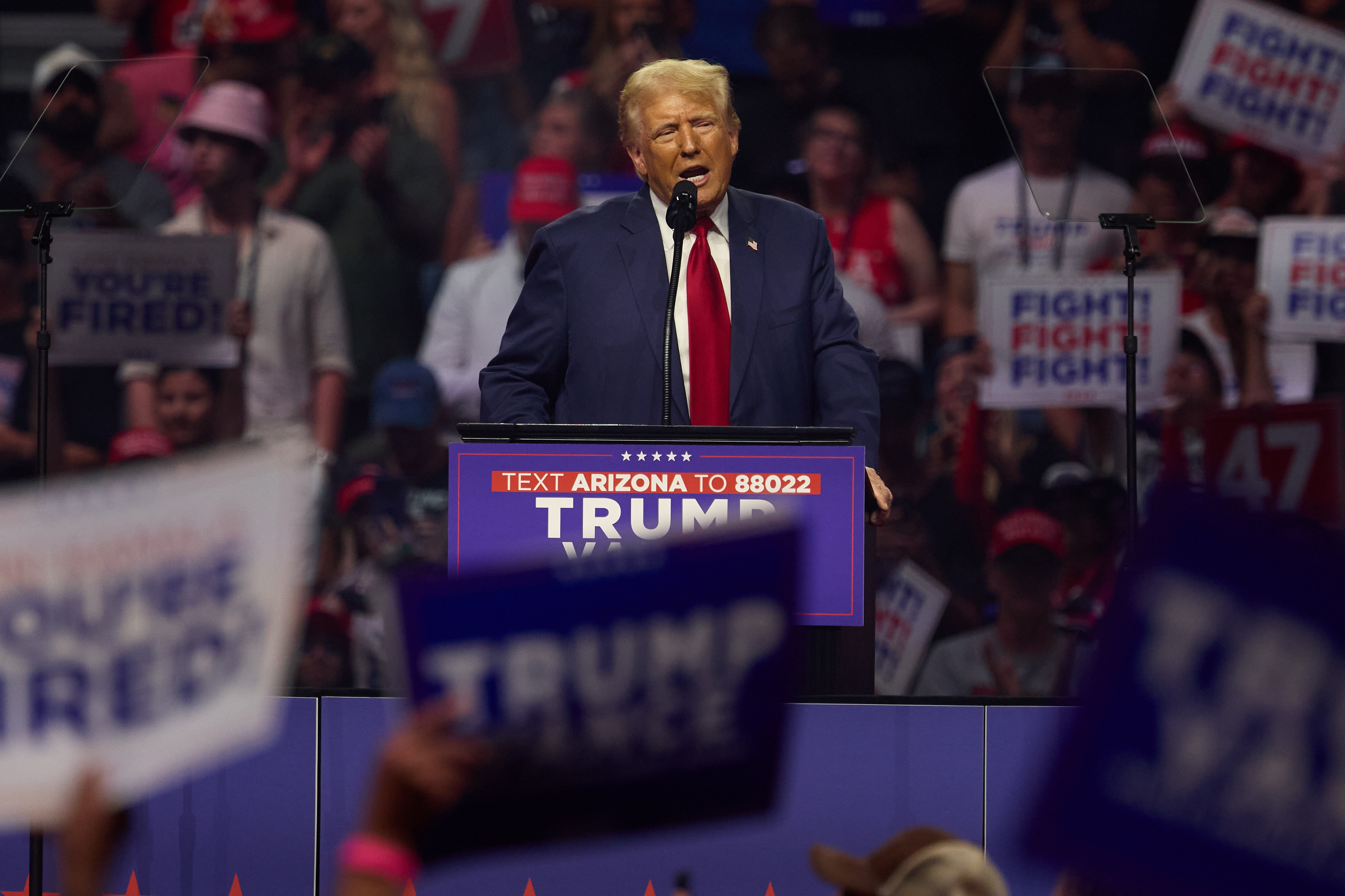 Glendale (United States), 23/08/2024.- Republican presidential nominee Donald J. Trump speaks at an election rally at the Desert Diamond Arena in Glendale, Arizona, USA, 23 August 2024. The US presidential election takes place on 05 November 2024. (Elecciones) EFE/EPA/ALLISON DINNER