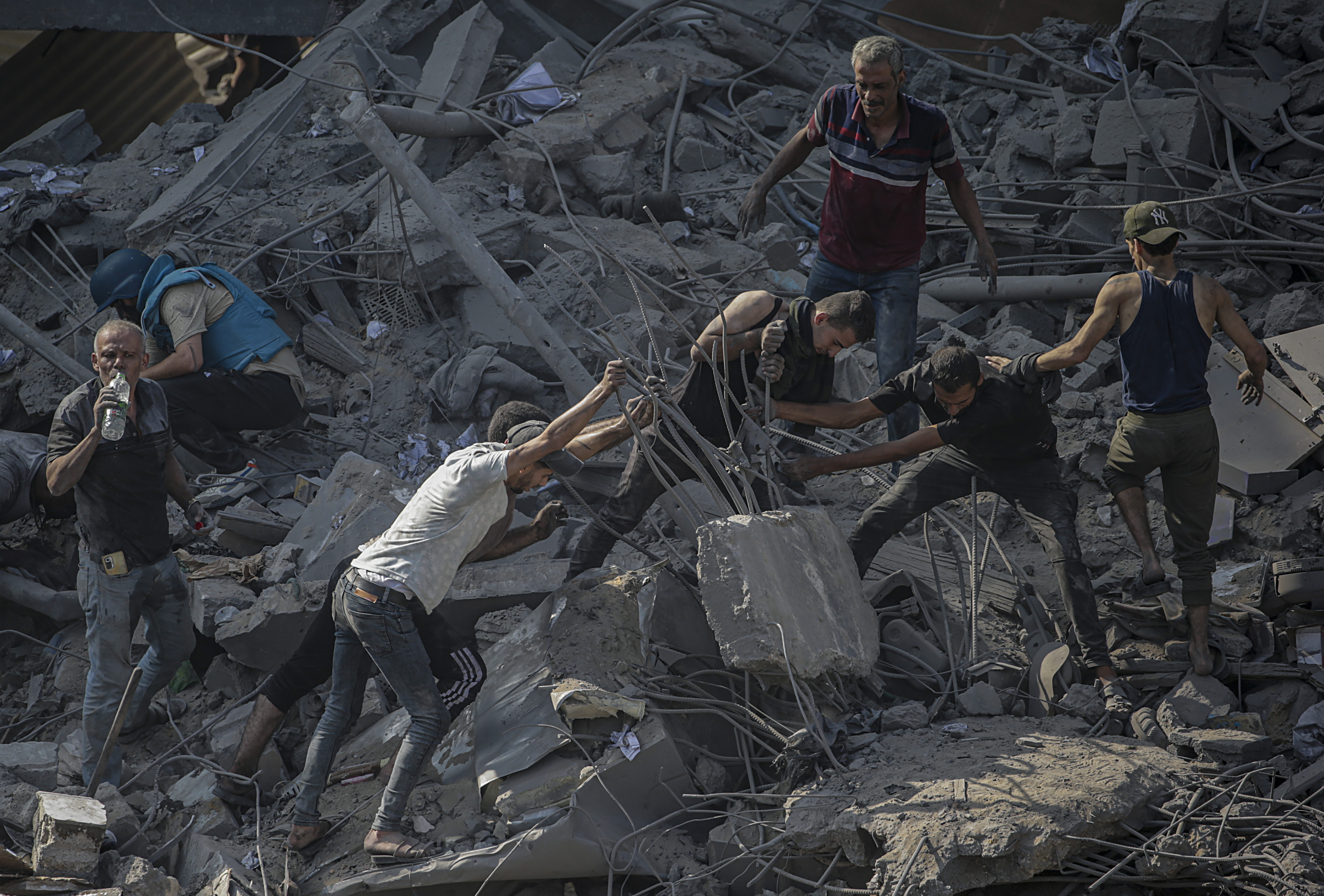 Jabaliya Town (---), 01/11/2023.- Palestinians search for bodies and survivors following Israeli airstrikes on Al Falouja in Jabalia town, northern Gaza, 01 November 2023. More than 8,500 Palestinians and at least 1,400 Israelis have been killed, according to the IDF and the Palestinian health authority, since Hamas militants launched an attack against Israel from the Gaza Strip on 07 October, and the Israeli operations in Gaza and the West Bank which followed it. EFE/EPA/MOHAMMED SABER