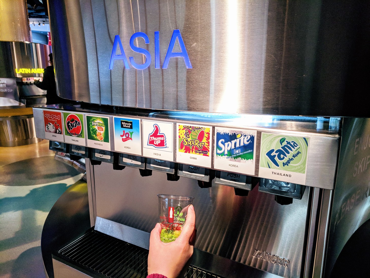 En el recorrido por el museo de Coca Cola es infaltable pasar por el centro de experiencias, donde existen máquinas de refrescos de diferentes partes del mundo. Es posible buscar la diferencia entre una gaseosa de Tanzania, y compararla con la que hacen en Singapur.