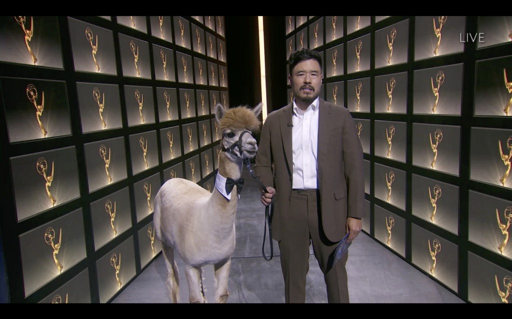 Randall Park apareció con una alpaca en la ceremonia.