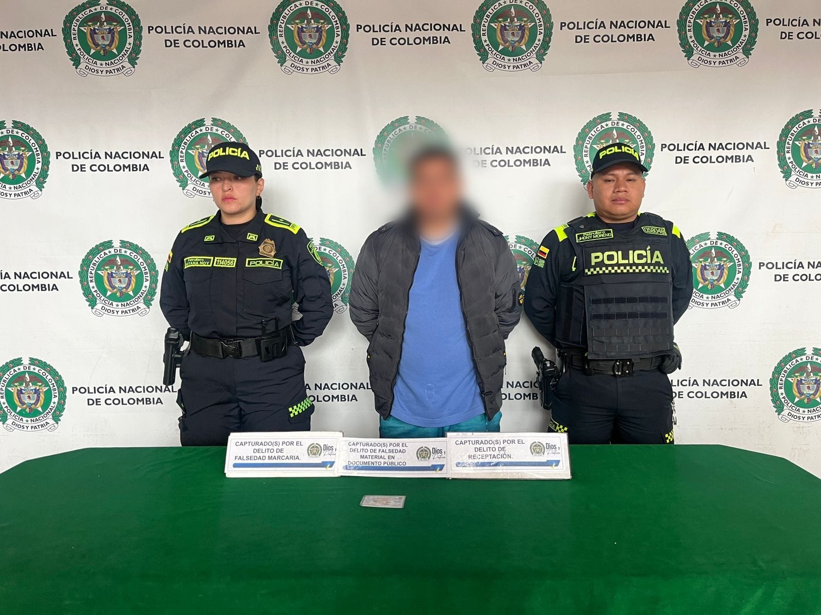El capturado publicó un vehículo hurtado a la venta en la plataforma de Facebook Marketplace. El dueño del vehículo vio la publicación, lo contactó y concretaron una cita. Cuando se encontraron, la Policía verificó que el vehículo, en efecto, había sido robado. El supuesto vendedor fue capturado.
