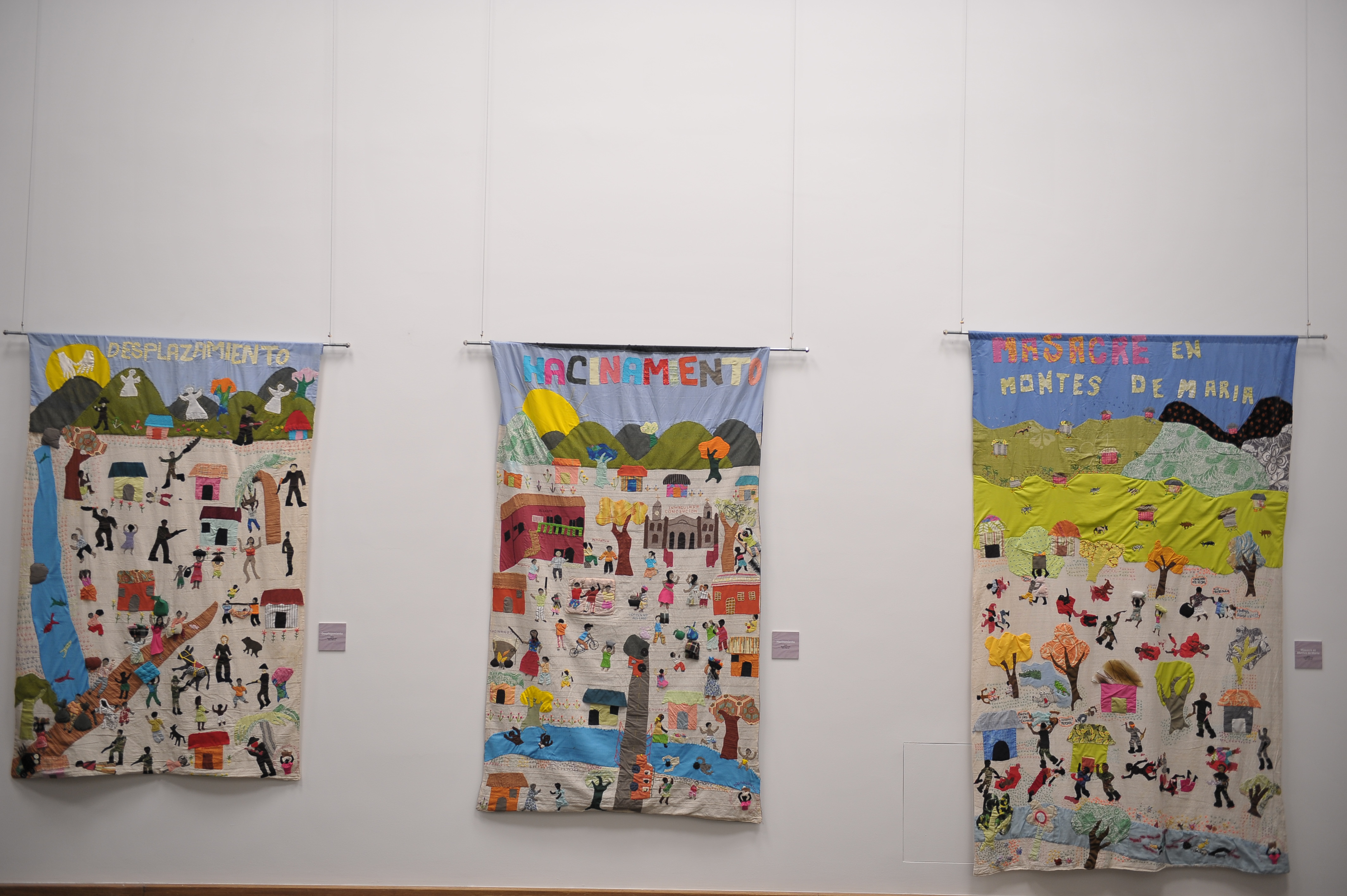 Exposición de los telares y tapices hechos por el colectivo de Mujeres Tejedoras de Mampuján.