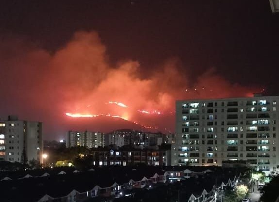 Grave incendio en Altos de Menga, en Cali, amenaza viviendas