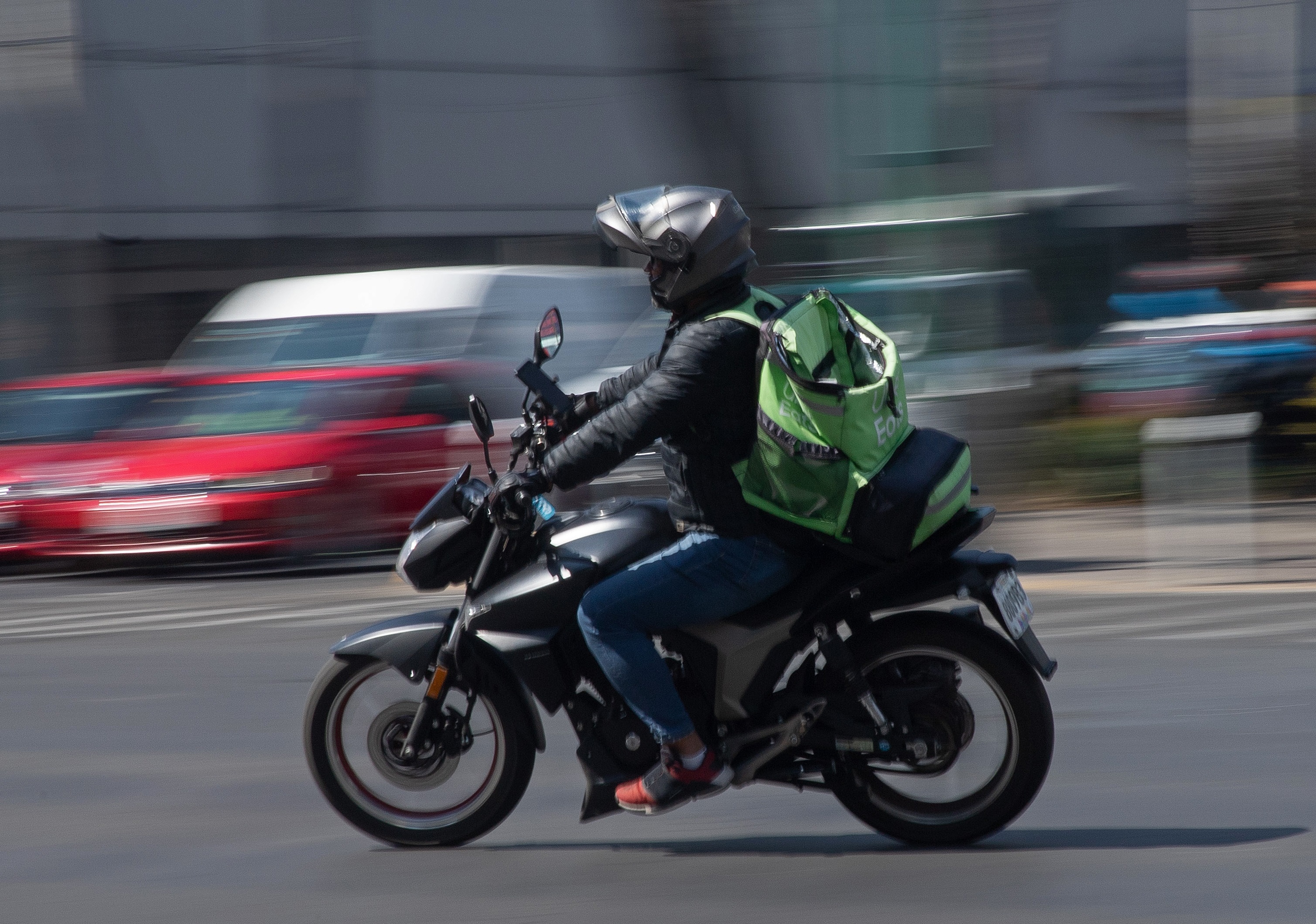MEX5933. CIUDAD DE MÉXICO (MÉXICO), 21/02/2022.- Un trabajador, repartidor por aplicación, conduce su motocicleta hoy, en una de las principales avenidas de la Ciudad de México (México). Los repartidores de plataformas digitales en México continúan trabajando en condiciones precarias aunque esta industria llegó para quedarse, según un informe de Oxfam México presentado este lunes. EFE/Isaac Esquivel