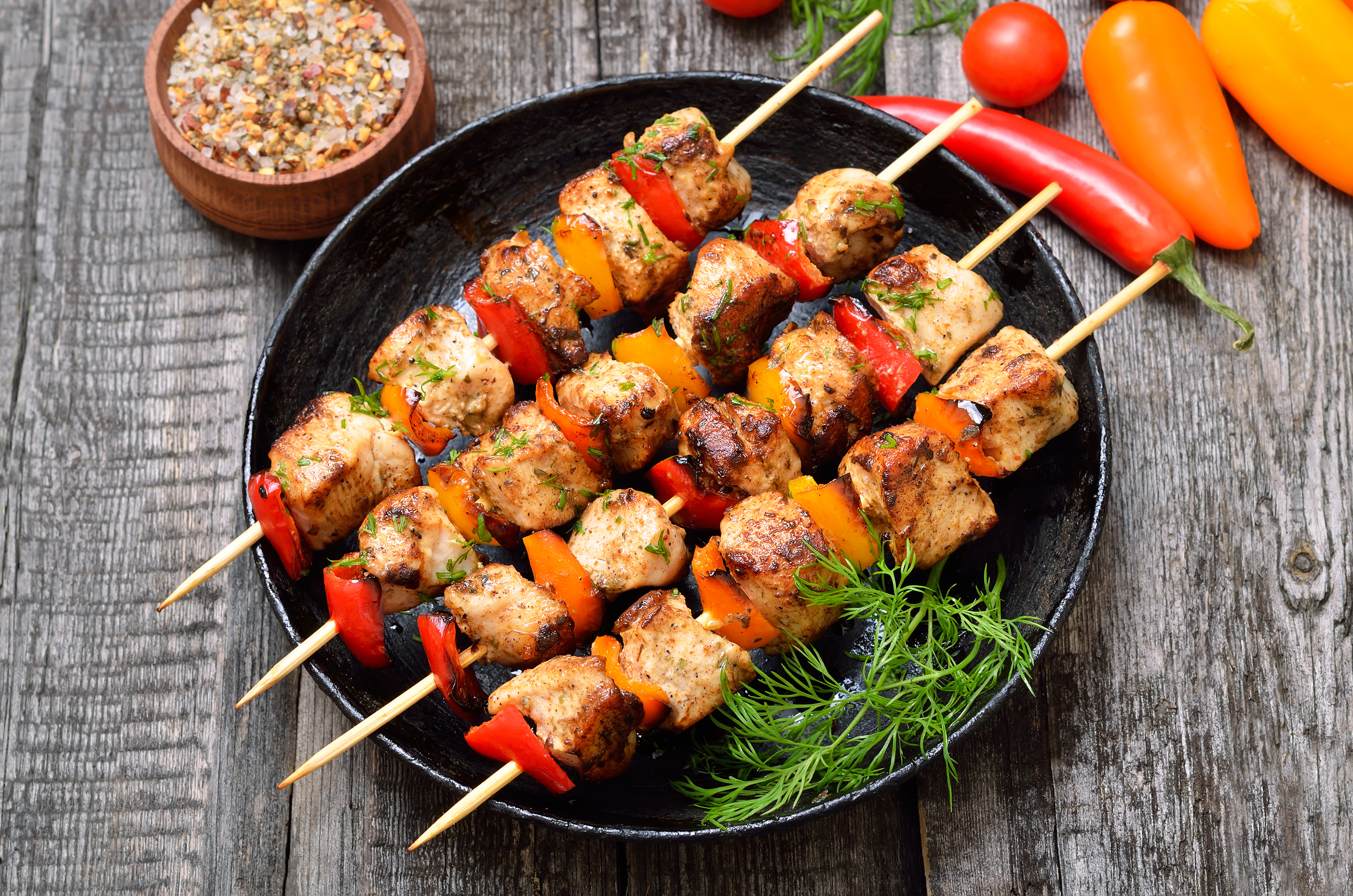 Así se preparan estos pinchos de pollo parmesano
