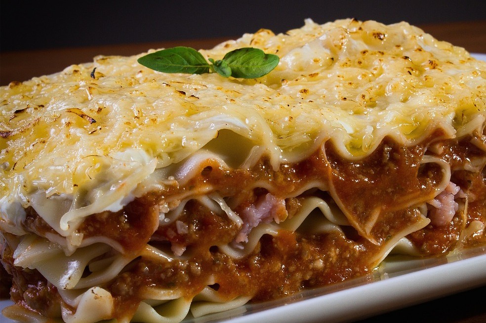 Aprende a preparar esta increíble lasaña mixta con este paso a paso y sorprende a tu familia.