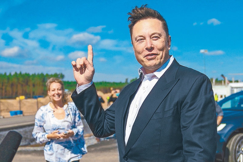 AME3666. GRUENHEIDE (ALEMANIA), 08/12/2022.- FotografÃa de archivo fechada el 3 de septiembre de 2020 que muestra al magnate Elon Musk mientras ofrece declaraciones en el sitio de construccin de la Giga F?brica Tesla, en Gruenheide (Alemania). Una manzana sin auto el»ctrico... por ahora es uno de los clics de la semana en Am»rica. Apple y Elon Musk se est?n mirando muy ralladito y la firma de la manzana mordida quiere competirle en todos los campos. Pero en el de los autos el»ctricos no va a poder ser... por ahora. Los de Cupertino (EE.UU.) retrasaron de nuevo el lanzamiento de su vehÃculo el»ctrico y ahora lo presentar?n en 2026, por lo que los Tesla de Musk pueden seguir circulando tan campantes. EFE/ Alexander Becher ARCHIVO