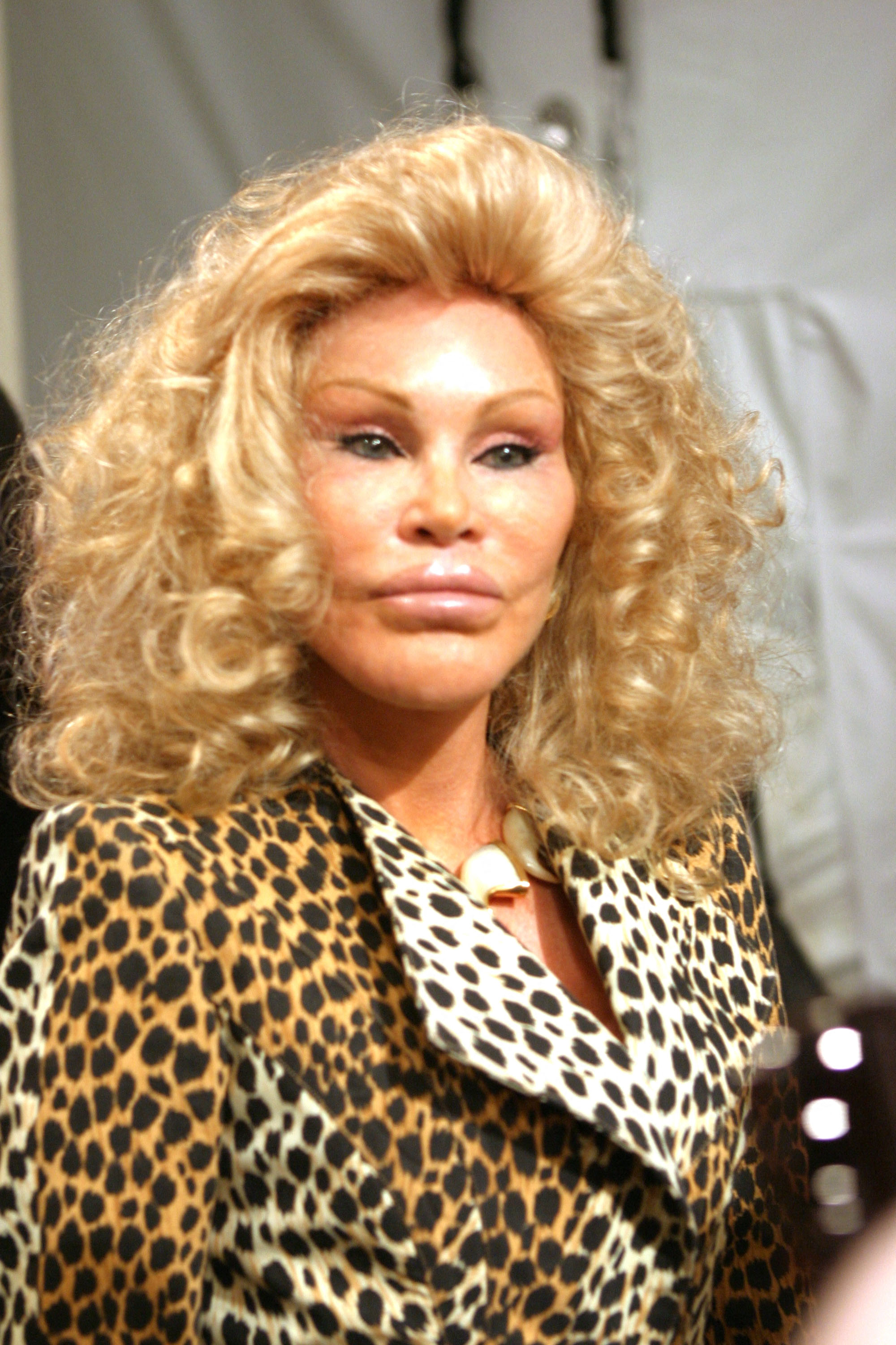 La socialité Jocelyn Wildenstein mira entre bastidores en el show de Lloyd Klein durante la Semana de la Moda Olympus en la Plaza de Bryant Park Primavera de 2005 en la ciudad de Nueva York el 11 de septiembre de 2004. La socialité suiza, también conocida como "catwoman" debido a su extensa cirugía plástica, falleció a los 79 años, informó su pareja