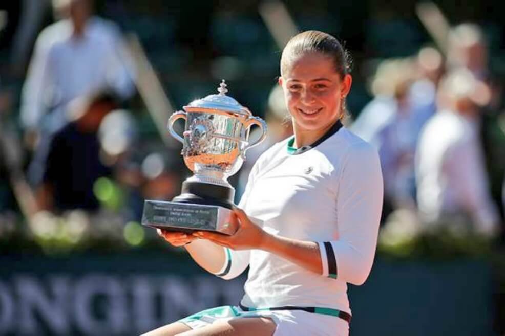 Le letona Jelena Ostapenko con el trofeo de Roland Garros en 2017. / @OstapenkoFC