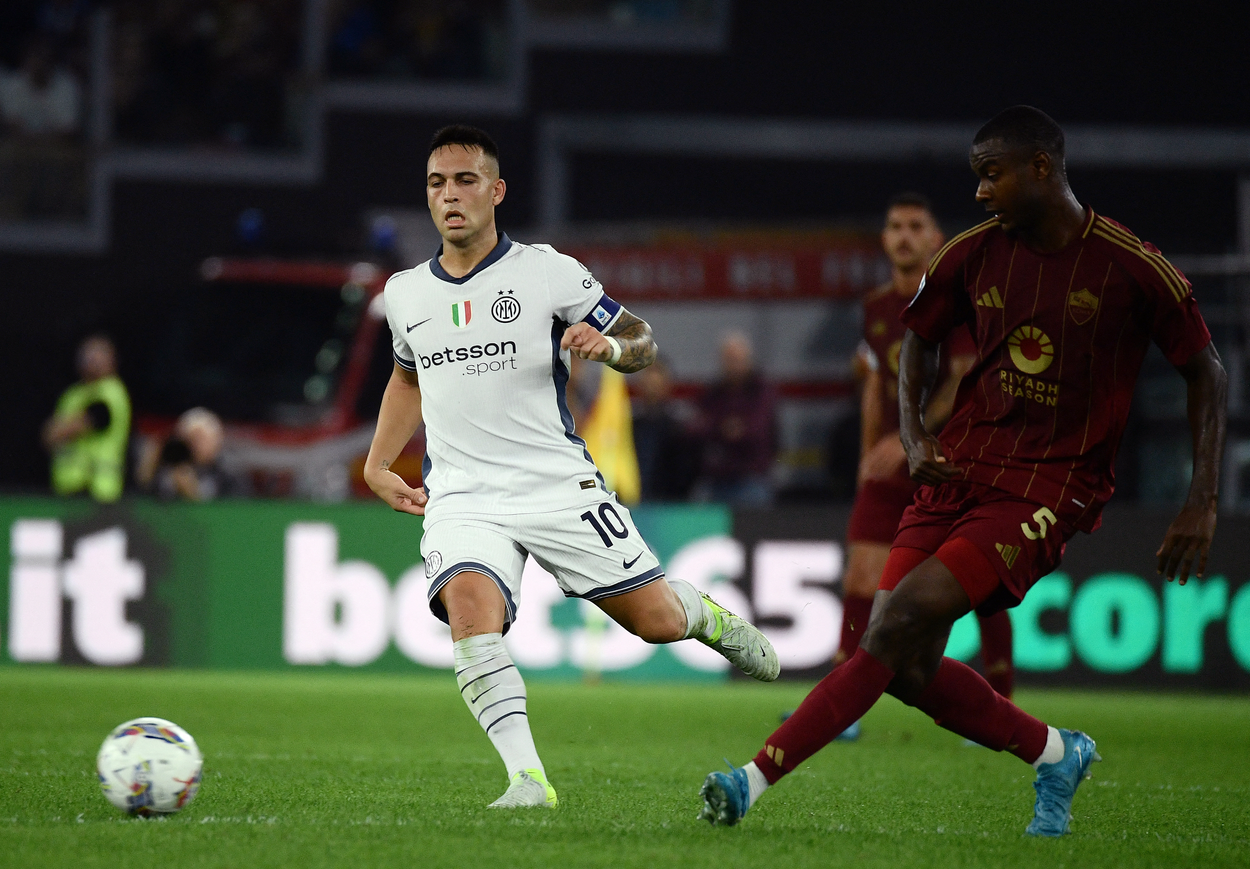 Inter Milan's Argentinian forward Lautaro Martínez (L) and Roma's Ivory Coast defender Evan Ndicka fight for the ball during the Italian Serie A football match between Roma and Inter Milan at the Olympic Stadium, in Rome on October 20, 2024.