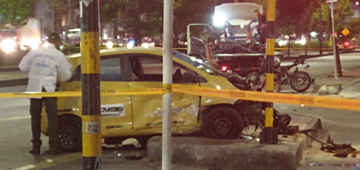Cinco minutos después del siniestro, según la Secretaría de Salud,dos ambulancias arribaron a la escena y registraron al paciente fallecido y otros dos lesionados, que fueron trasladados a la Clínica Shaio.