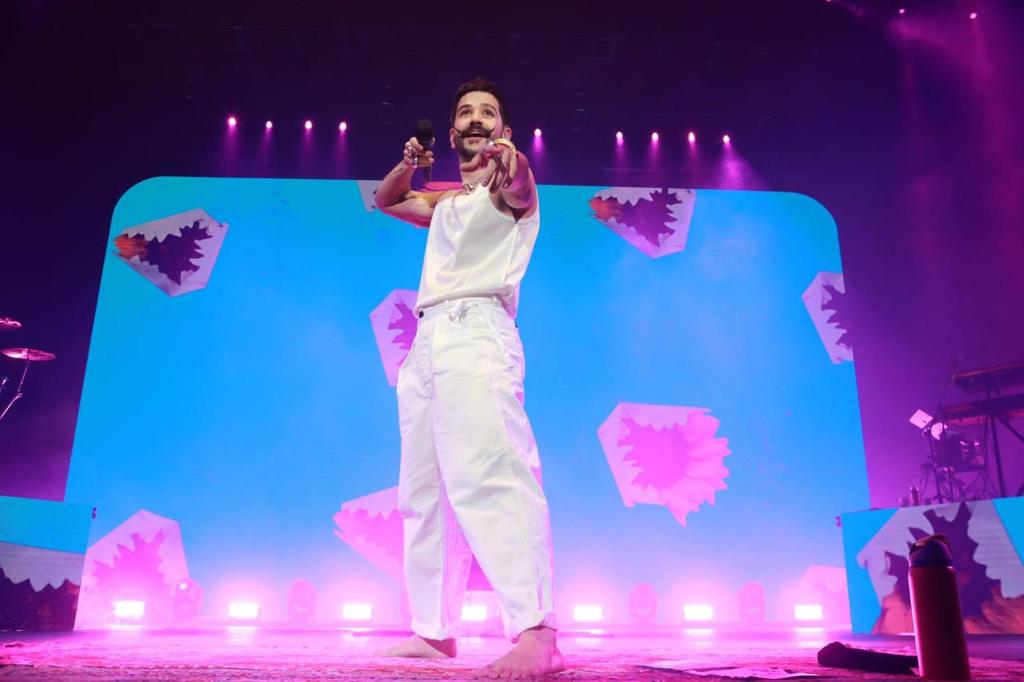 Camilo Echeverry pisó por segunda vez el Movistar Arena y brindó el primero de sus dos conciertos en la capital colombiana.