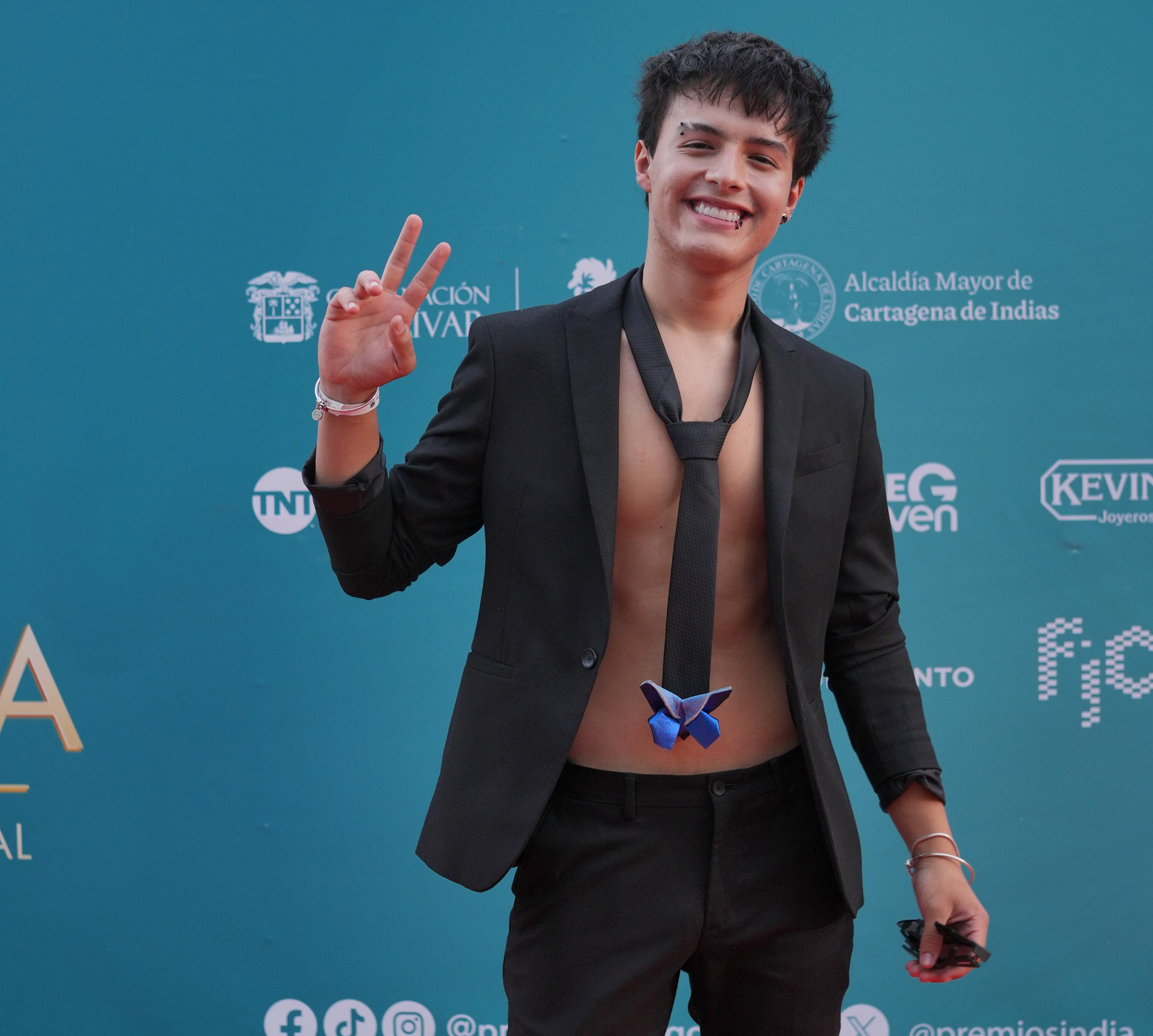 Jaunse Laverde cantante, estuvo con los asistentes a la entrega del premio India Catalina.