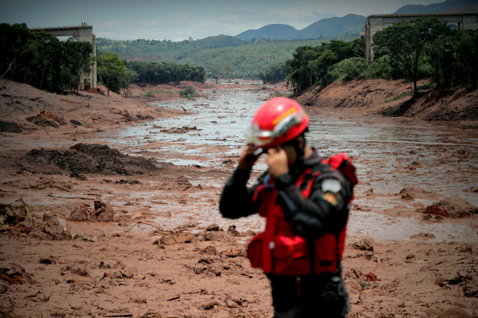 Los bomberos han evacuado habitantes de diversas comunidades aledañas ante el riesgo del colapso de un nuevo dique. / EFE