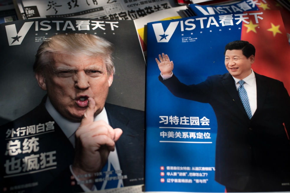 Revistas con las portadas del presidente de los Estados Unidos Donald Trump y de China, Xi Jinping, dan muestra de la expectativa del encuentro y se exhiben en un puesto de prensa en Pekín. /AFP