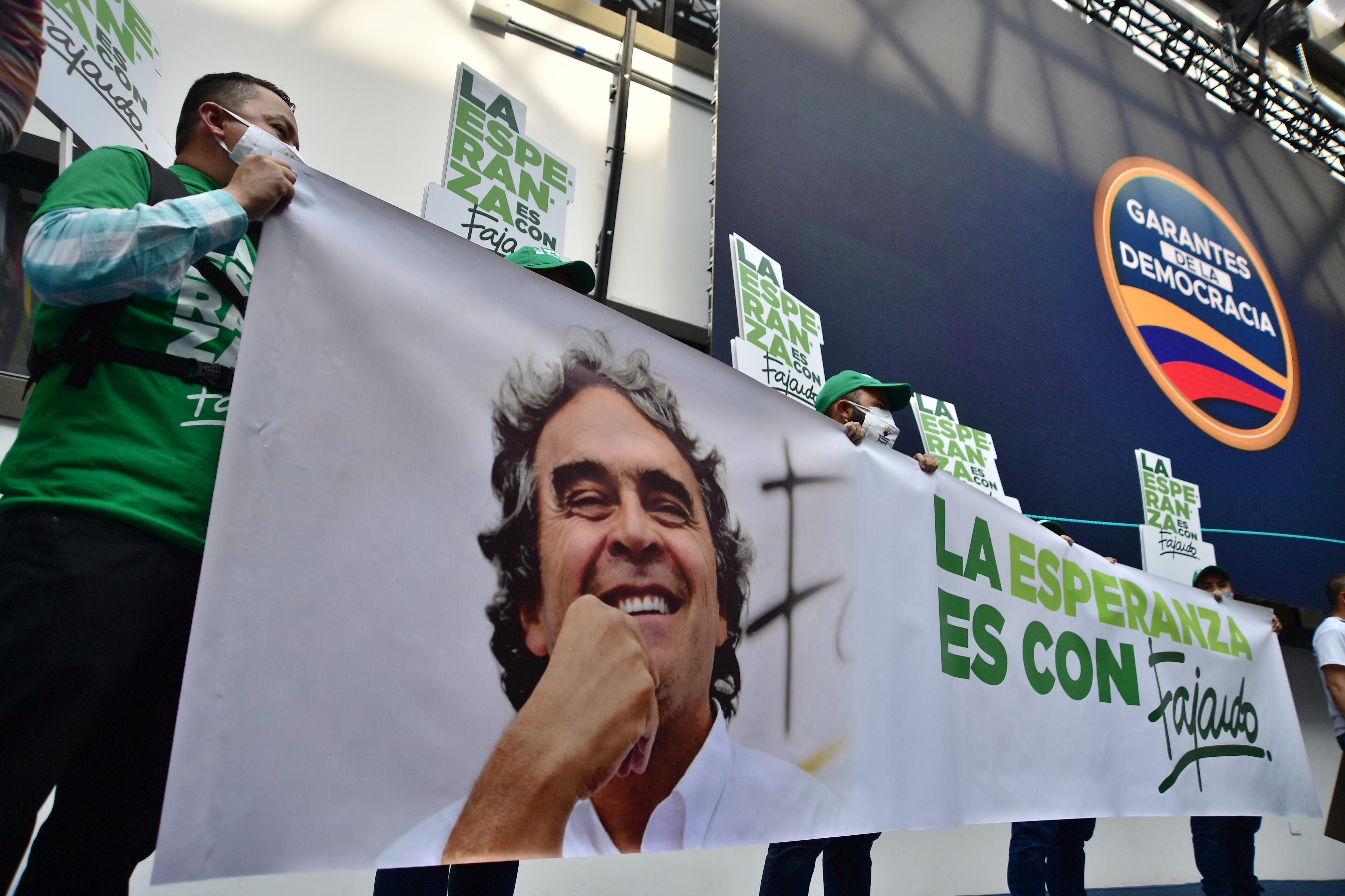 Fajardo denunció “destrucción y hurto” de su publicidad electoral en Medellín