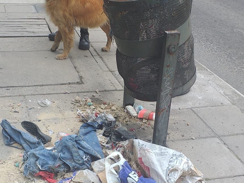 Las autoridades realizaron la inspección para determinar el contenido del paquete.