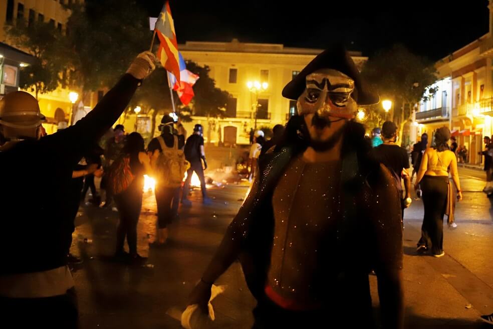 Roban armas de comandancia militar durante protestas en Puerto Rico
