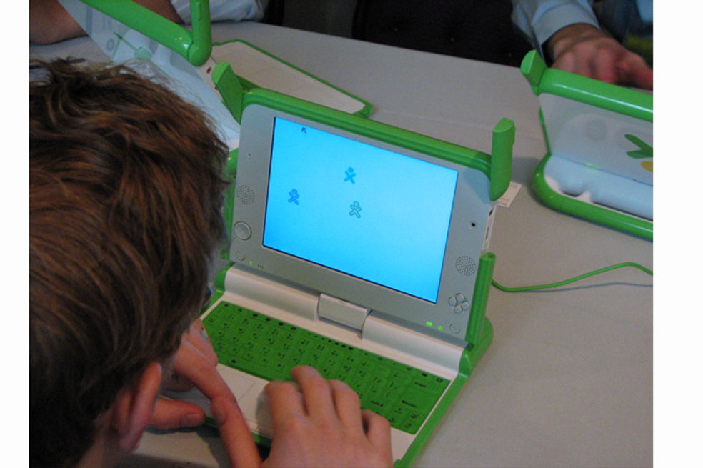 El 75% de los alumnos utilizan el computador de sus casas para meterse en redes sociales y el 52% para enviar mensajes. / Flickr