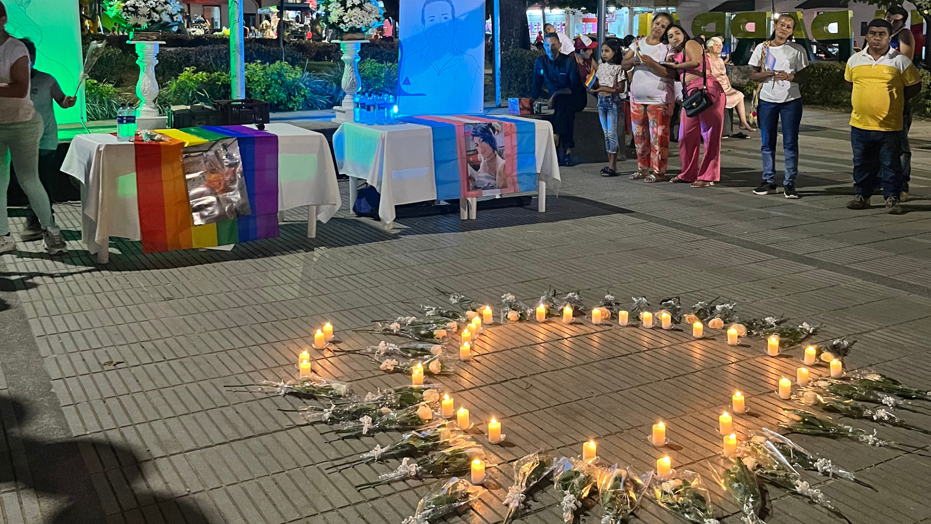 Velatón en el Parque de los Presidentes, en el municipio de Chaparral, en honor a Aldinebin Ramos, una persona no binaria que fue asesinada por hombres armados.