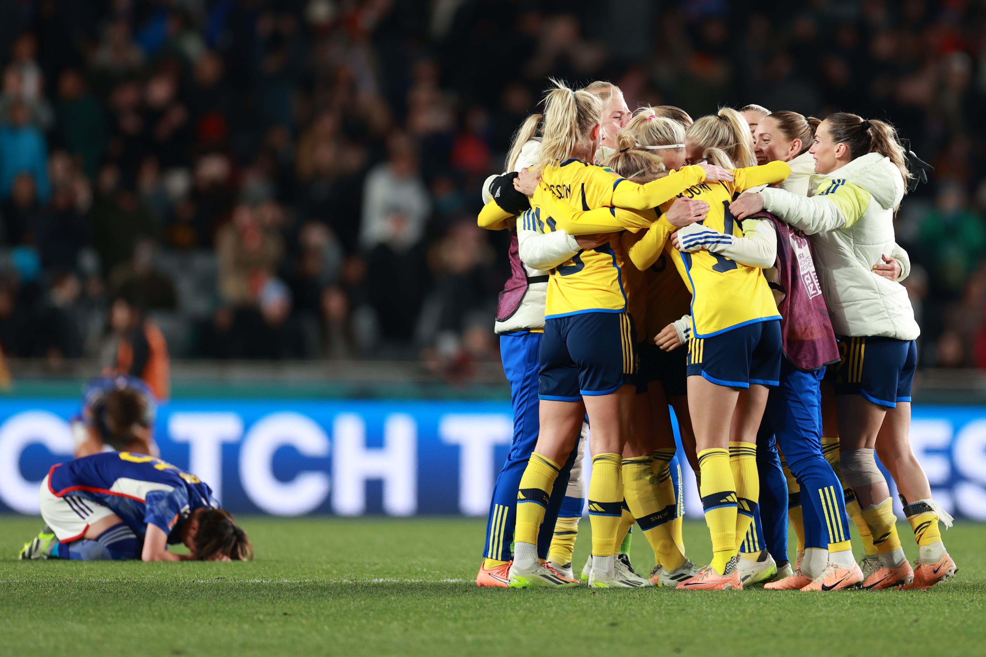 Auckland (New Zealand), 11/08/2023.- Players of Sweden celebrate their win after the FIFA Women's World Cup 2023 Quarter Final soccer match between Japan and Sweden in Auckland, New Zealand, 11 August 2023. (Mundial de Fútbol, Japón, Nueva Zelanda, Suecia) EFE/EPA/SHANE WENZLICK AUSTRALIA AND NEW ZEALAND OUT