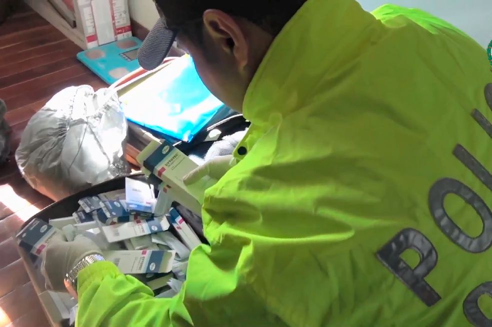 Los investigadores del caso aseguran que la banda borraba las fechas de caducidad de los medicamentos. / Policía