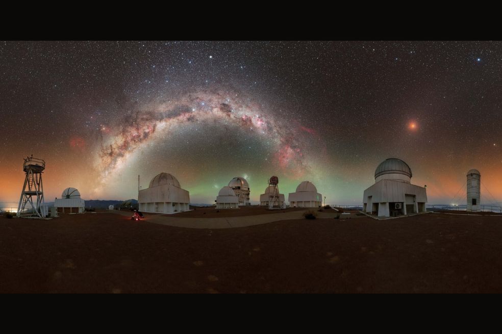 “Océano estrellado: Un cometa, Venus como telón de fondo, la Vía Láctea y las cataratas McWay” de  Xingyang Cai.