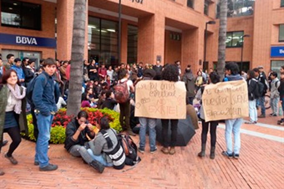 Estudiantes de Derecho de la U.Nacional deambulan en busca de salones