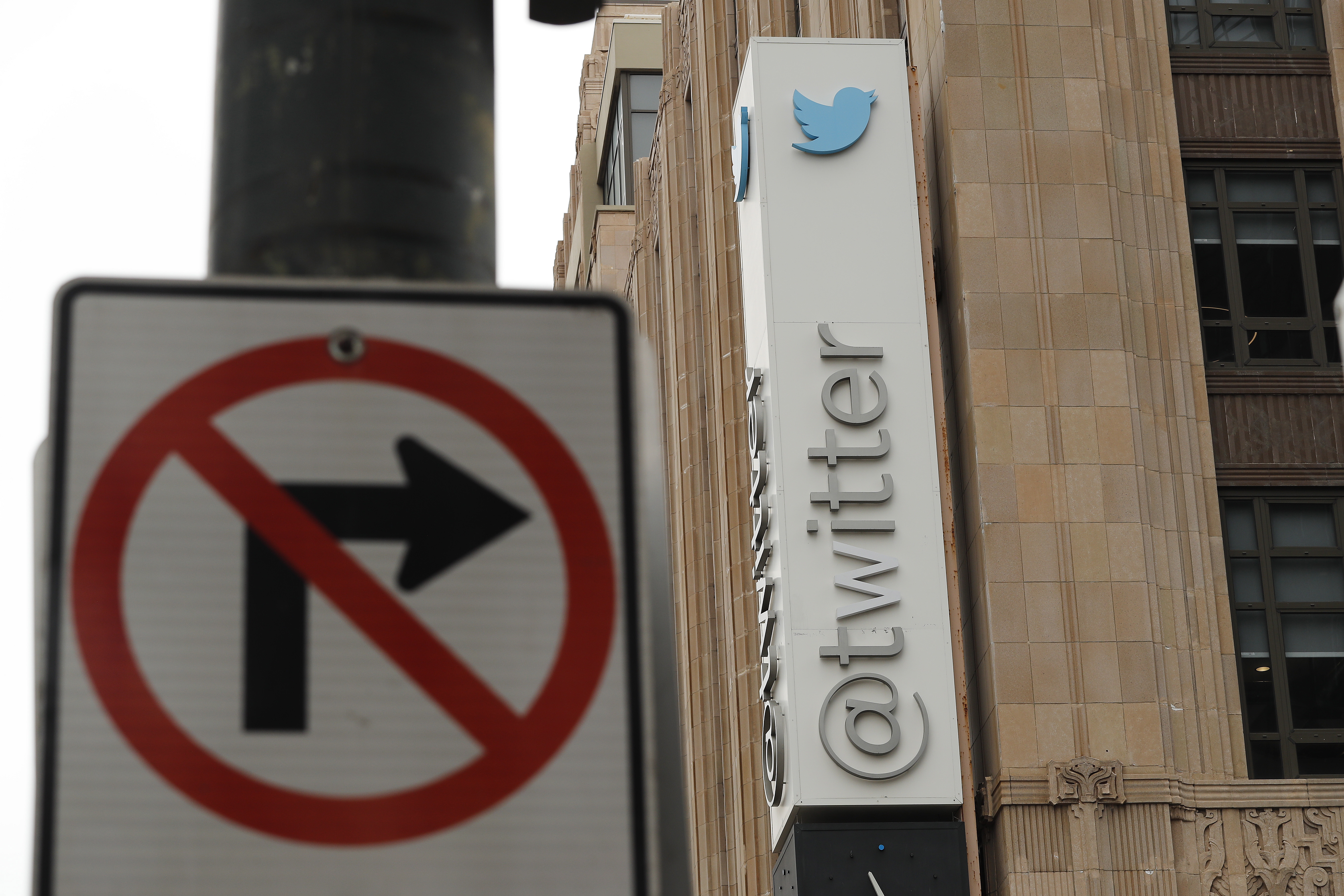 Musk explica por qué busca eliminar el nombre y el logo de Twitter