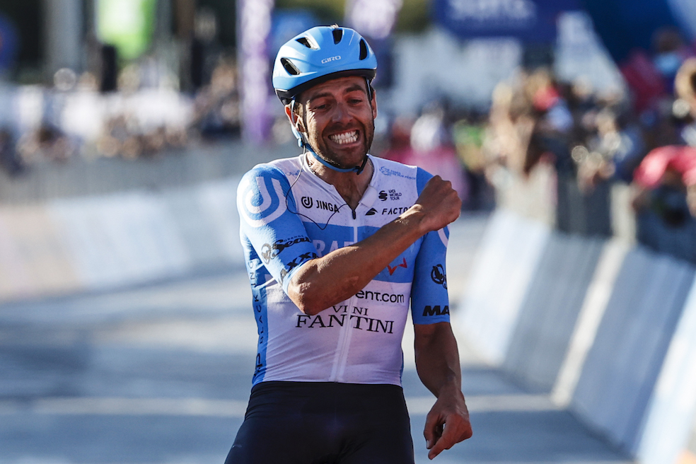 Con autoridad, Alex Dowsett se llevó la etapa 8 del Giro de Italia 2020