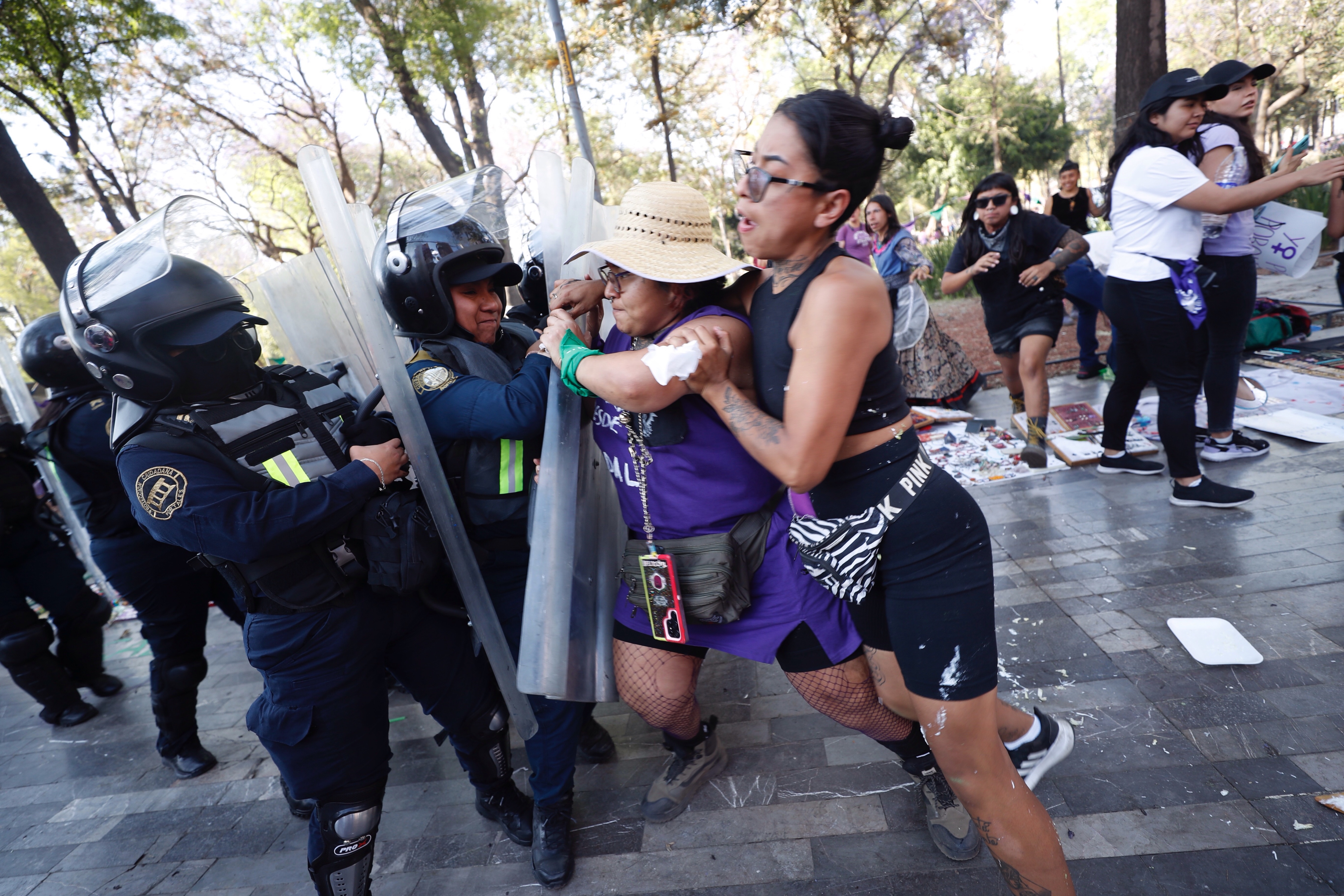MEX1288.CIUDAD DE MÉXICO (MÉXICO), 08/03/2024 .- Mujeres intentan romper un cerco policíaco durante una marcha con motivo del Día Internacional de la Mujer, este viernes en Ciudad de México (México). Decenas de miles de mujeres marcharon este viernes por las calles de la Ciudad de México portando carteles donde exigen justicia por los feminicidios.EFE/Sáshenka Gutiérrez