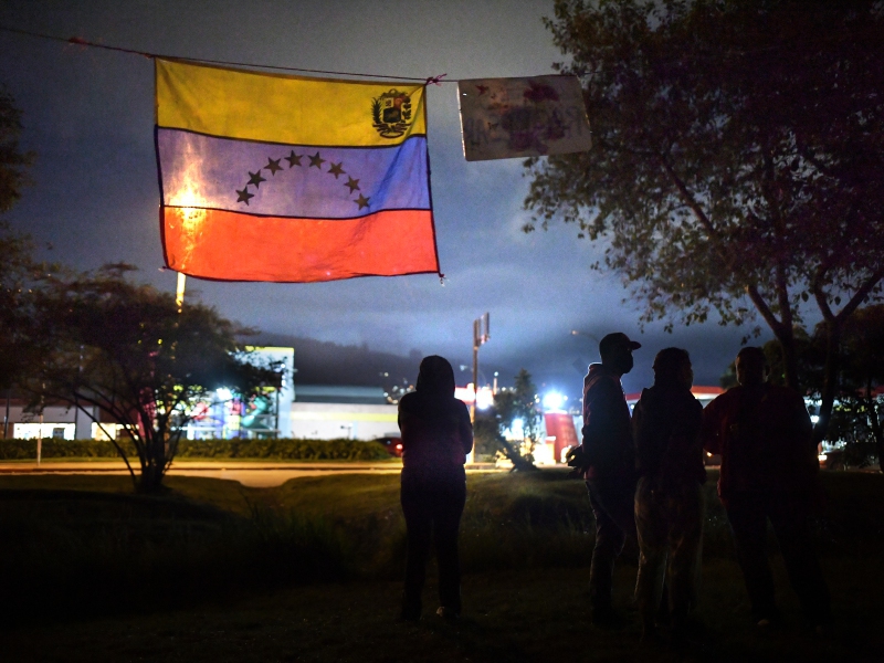 Las familias venezolanas que se instalaron en carpas en la autopista Norte esperando ayuda para retornar a su país. AFP