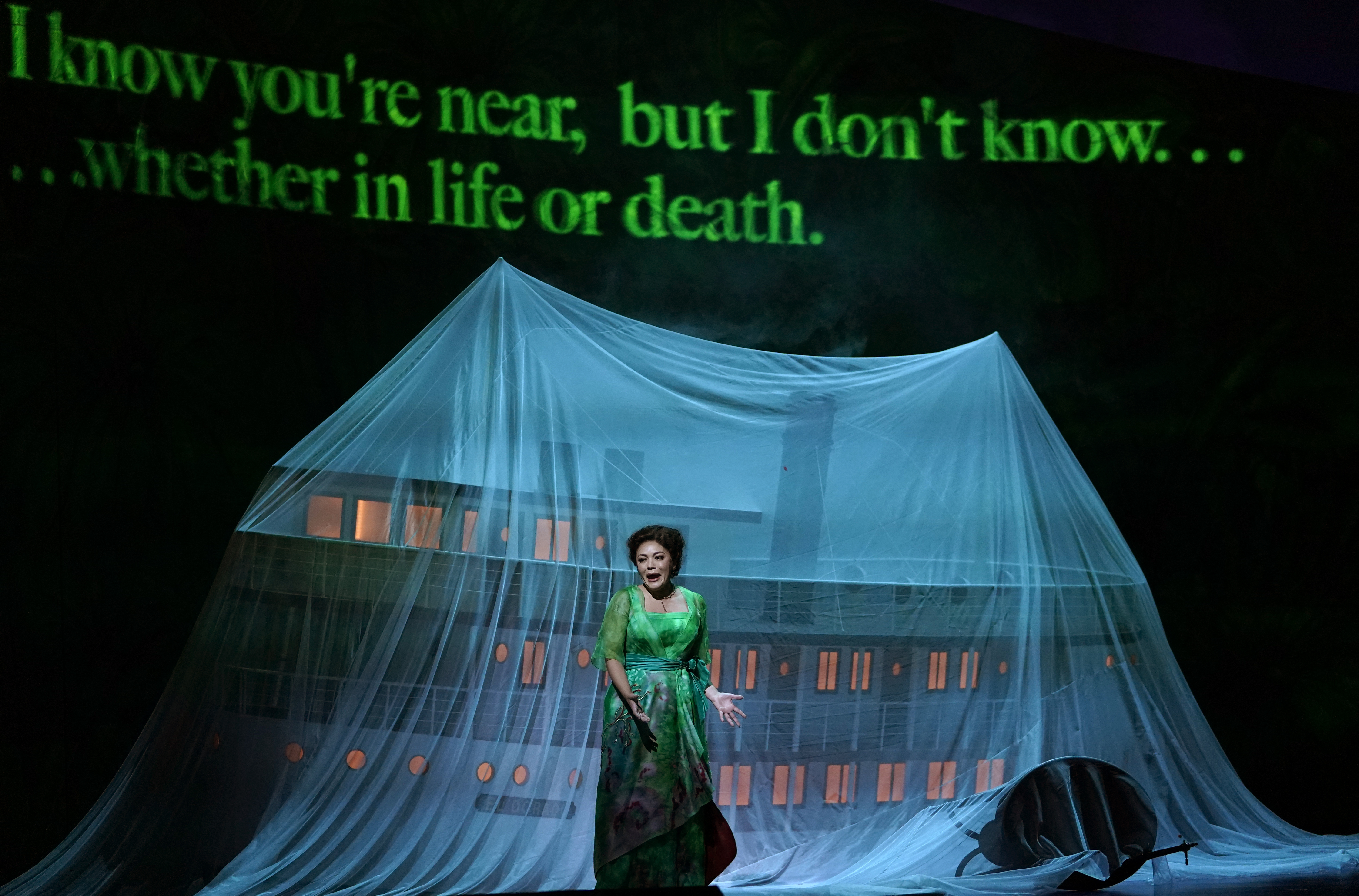 La tercera ópera de Catán, encargada por la Gran Ópera de Houston en 1996, y de su libretista Marcela Fuentes-Berain, también mexicana, que estudió con el premio Nobel de Literatura Gabriel García Márquez, recuerda a la obra del escritor colombiano "El amor en los tiempos del cólera".
