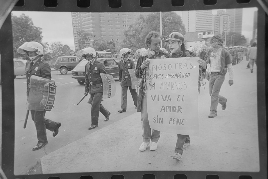 La historia de las máscaras y los rostros cubiertos en las primeras marchas del Orgullo