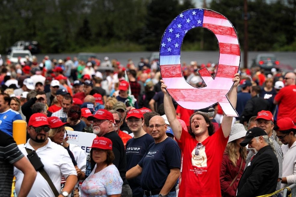 Durante los mítines republicanos suelen verse pancartas y alusiones a QAnon.