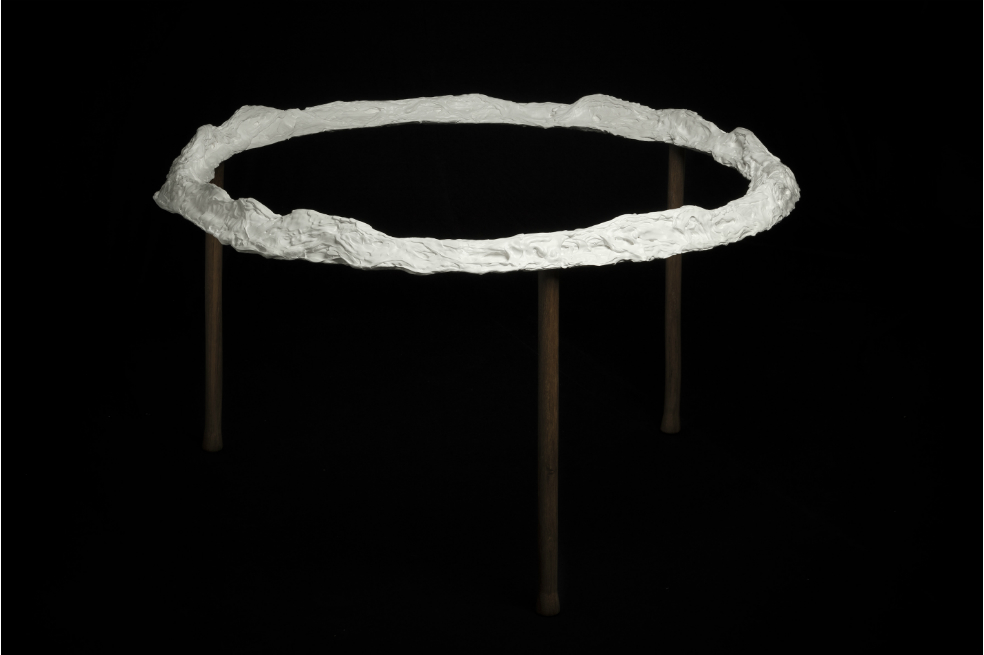 Primera tierra, una idea del mundo en una pintura-escultura