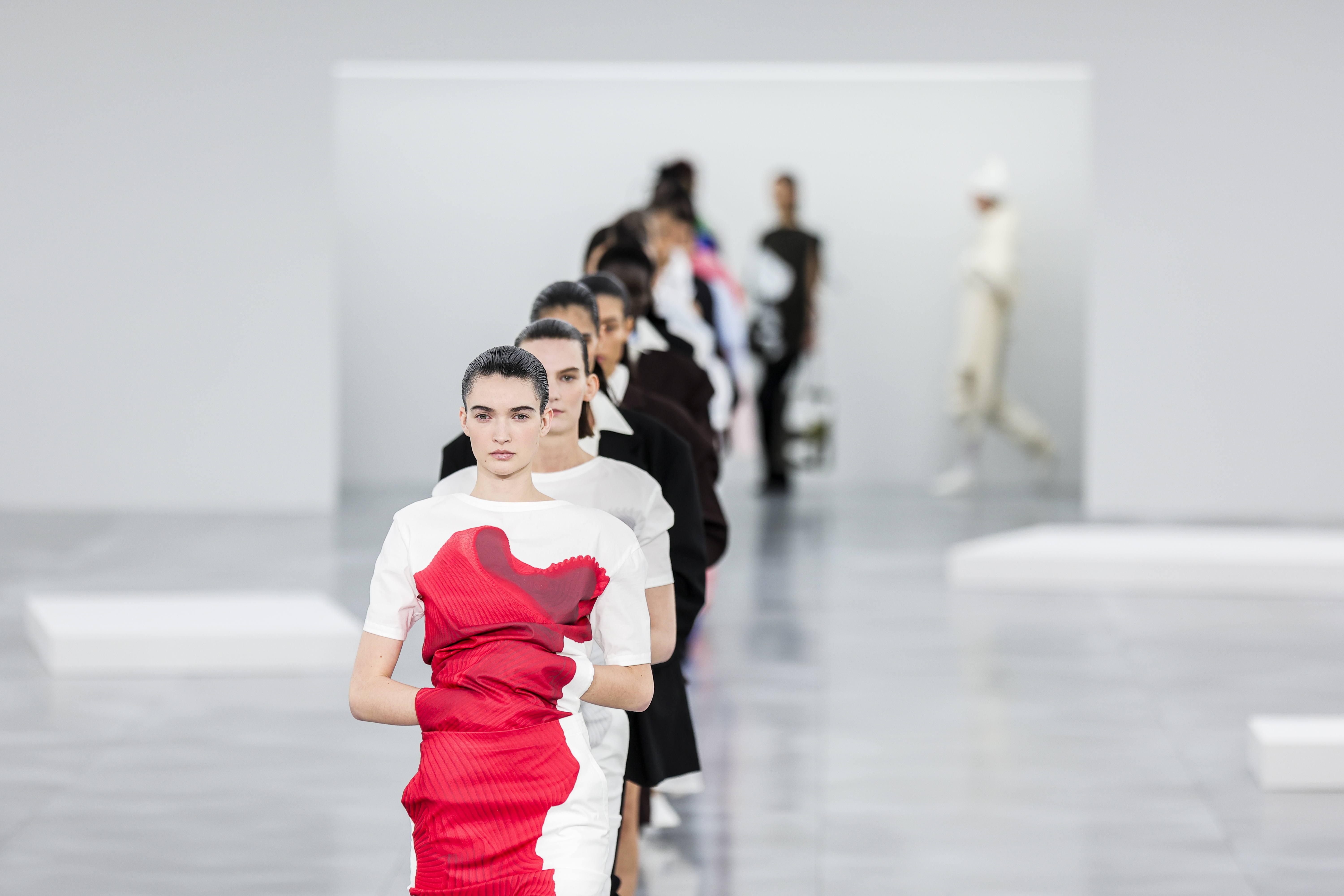 Paris (France), 07/03/2025.- Models present the creations from the Fall/Winter 2025/2026 Collection for Issey Miyake during Paris Fashion Week, in Paris, France, 07 March 2025. The presentation of the women's collections runs from 03 to 11 March 2025. (Moda, Francia) EFE/EPA/TERESA SUAREZ