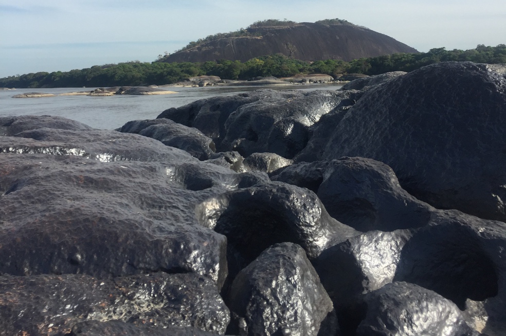 La luna se esconde en Puerto Carreño