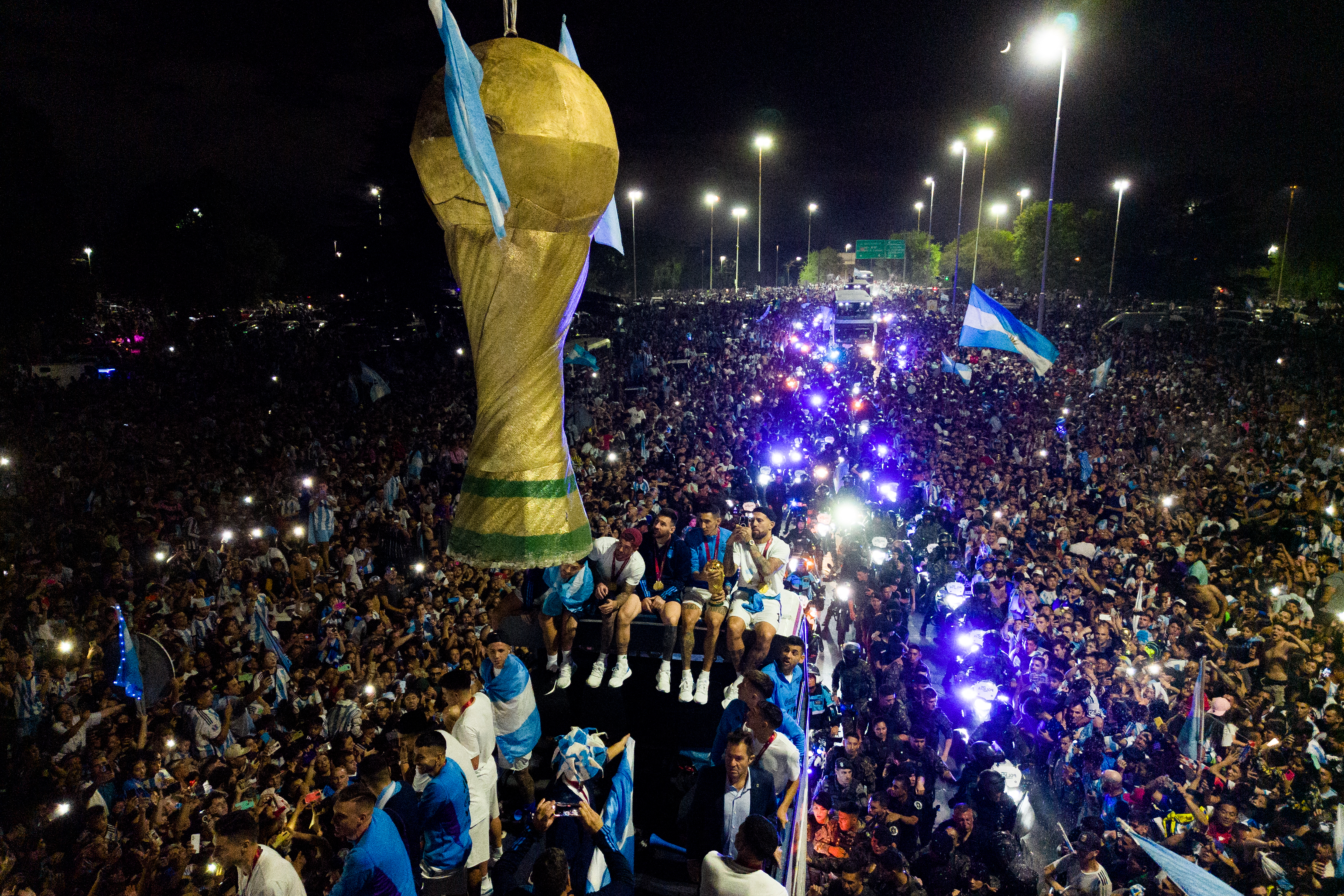 La multitudinaria bienvenida al bus que lleva a los campeones del mundo con la selección de Argentina por las calles de Buenos Aires. (Photo by Tomas CUESTA / AFP)