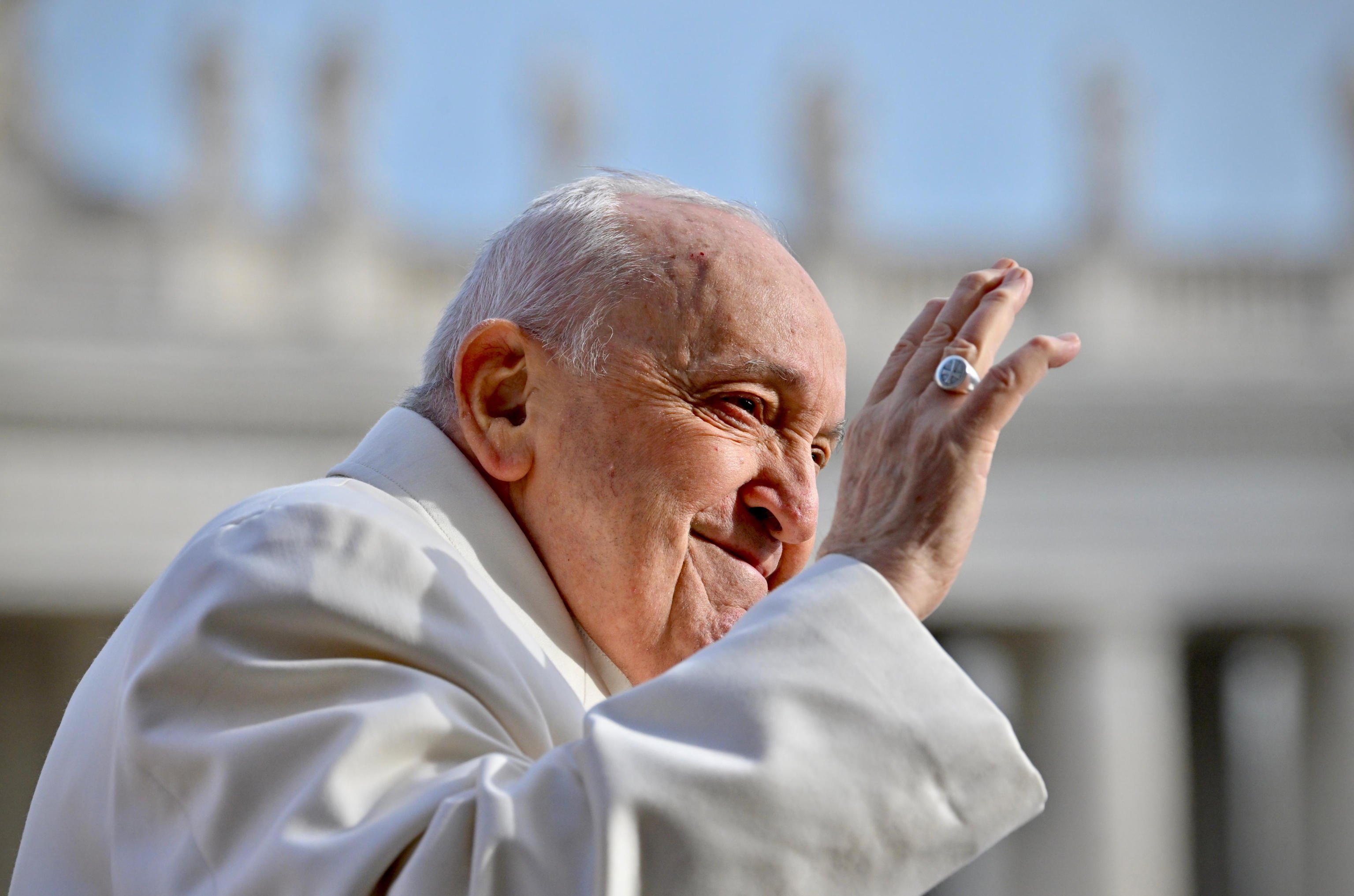 El papa Francisco descarta renuncia y habla de sus amores de juventud en una autobiografía