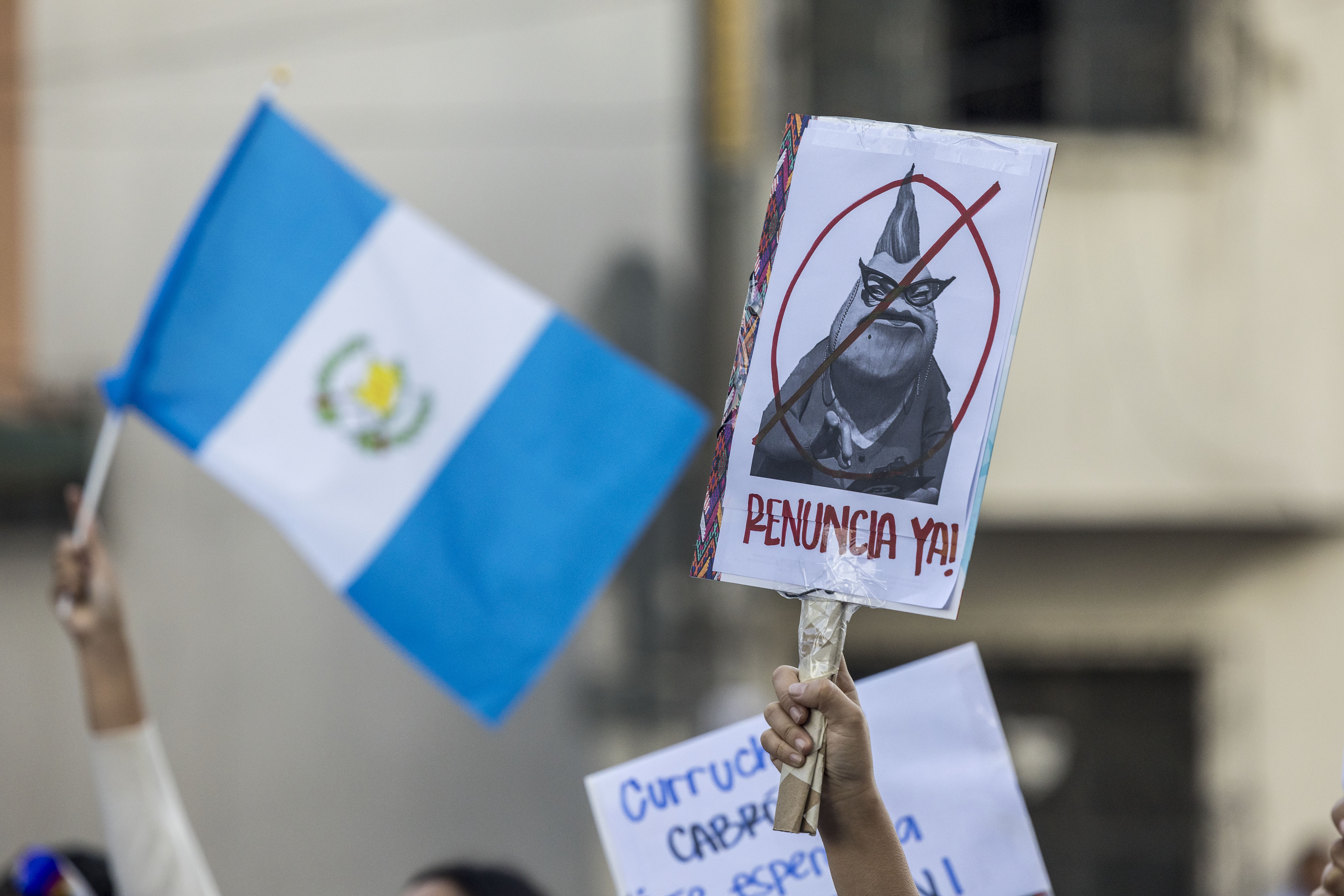 AME3146. CIUDAD DE GUATEMALA (GUATEMALA), 14/07/2023.- Ciudadanos protestan hoy frente a la sede del Ministerio Público para exigir la renuncia de la fiscal general Consuelo Porras y el fiscal Rafael Curruchiche, a quienes acusan de intentar detener las elecciones generales y cancelar al movimiento Semilla del candidato progresista Bernardo Arevalo, en Ciudad de Guatemala (Guatemala). EFE/ Esteban Biba