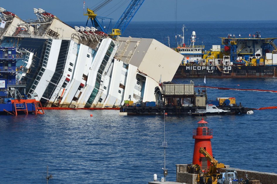El buque Costa Concordia que se encuentra encallado frente a las costas de la turística isla del Giglio (centro de Italia)./ AFP