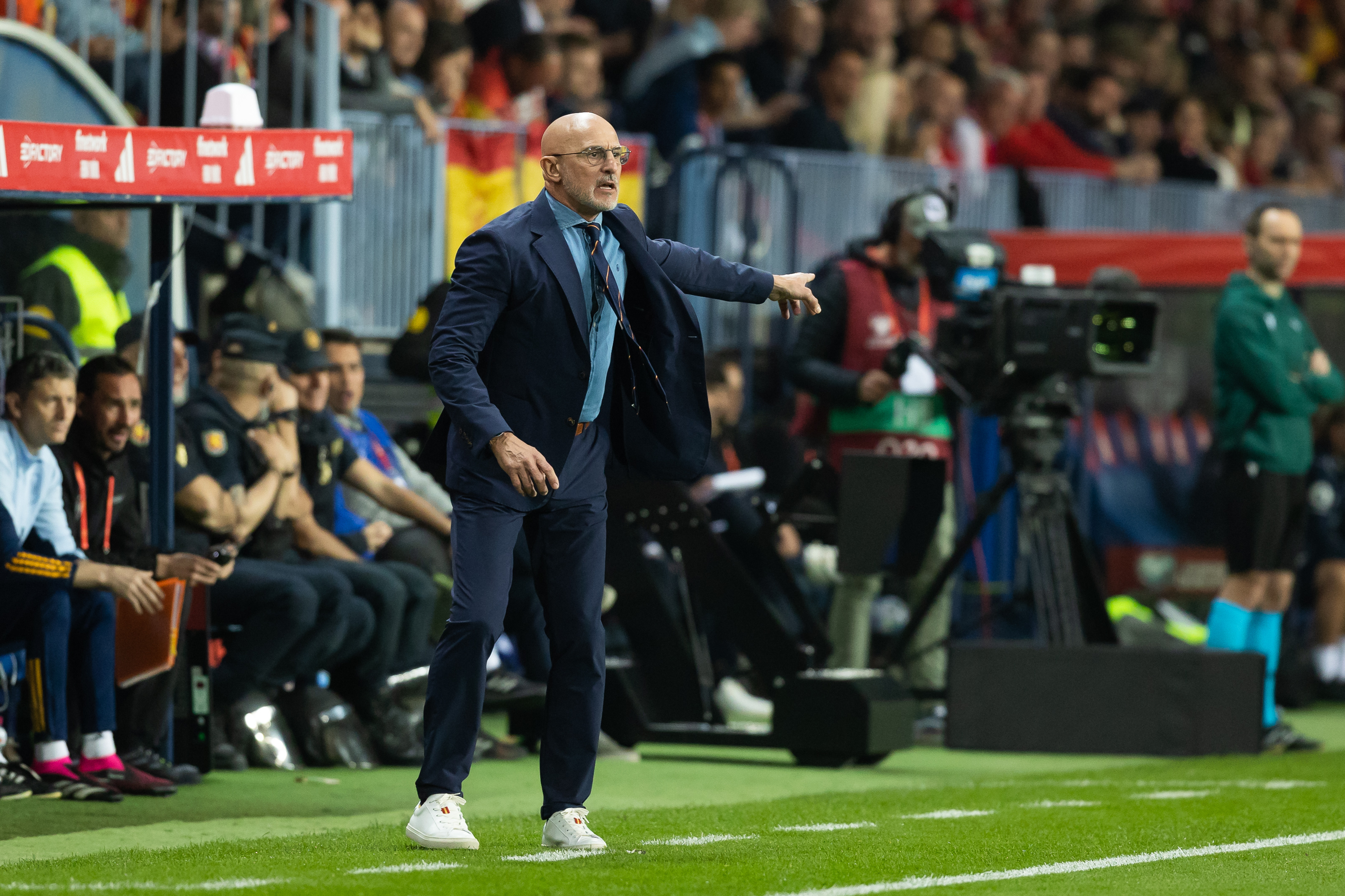 MÁLAGA, 25/03/2023.- El entrenador de la selección española de fútbol, Luis de la Fuente, durante el partido clasificatorio de la Eurocopa 2024 que España y Noruega disputan este sábado en el estadio de La Rosaleda, en Málaga. EFE/ Carlos Díaz