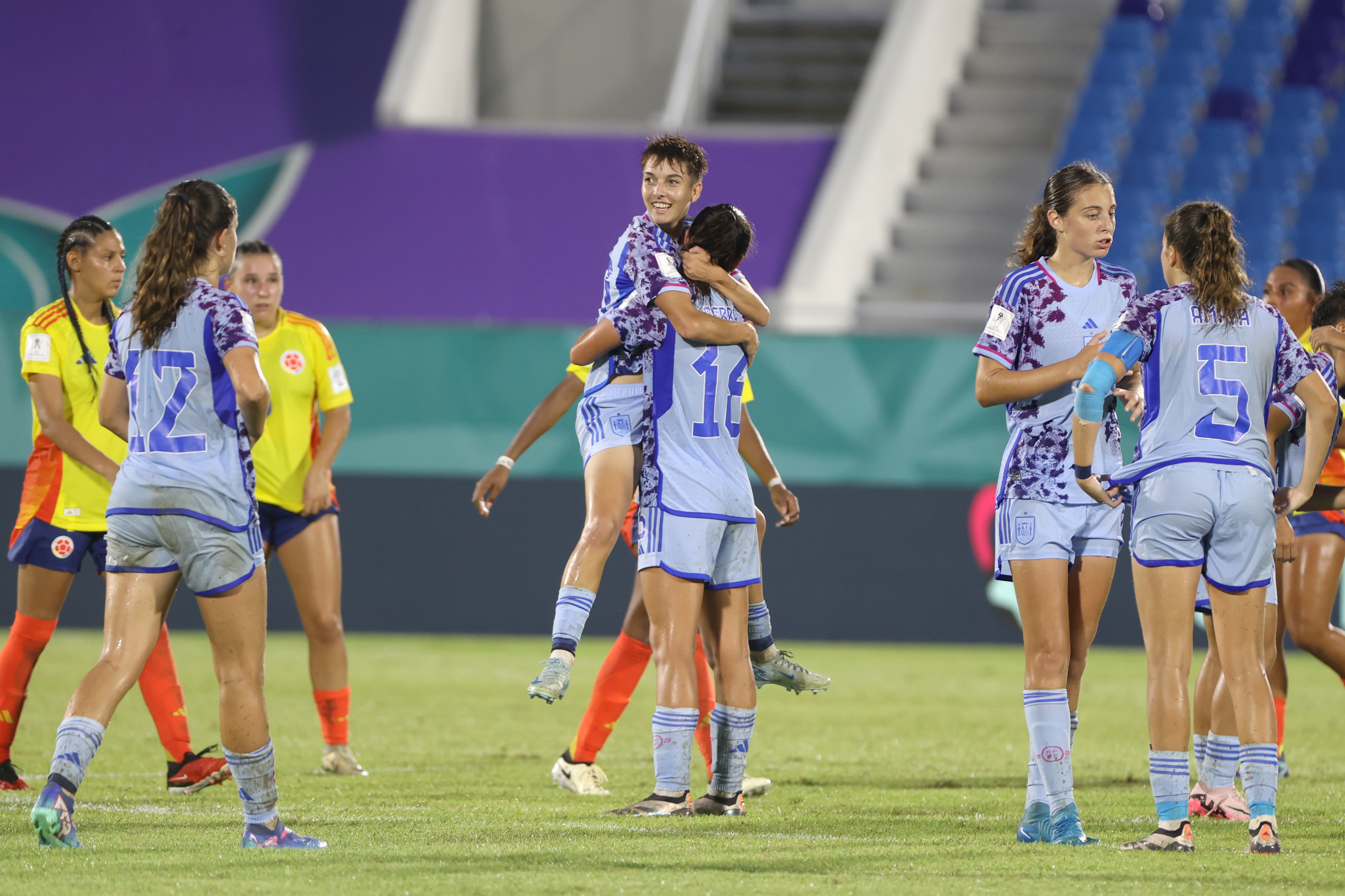 . SANTO DOMINGO (REPÚBLICA DOMINICANA), 22/10/2024.- Jugadoras de España celebran el triunfo ante Colombia este martes, al final de un partido de la Copa Mundial Femenina sub-17 entre las selecciones de Colombia y España en el estadio Olímpico Félix Sánchez en Santo Domingo (República Dominicana). EFE/ Orlando Barría